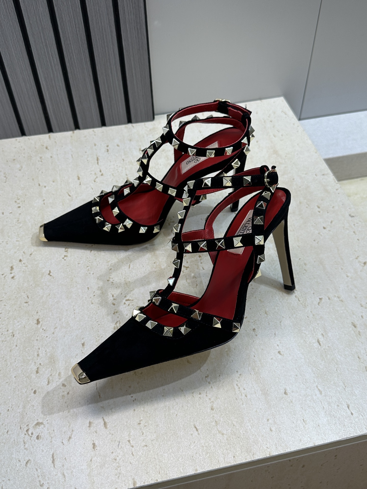 (配全套飞机盒)Valentino 2026春夏新款时尚三带铆钉铁头女鞋 华伦天奴字母logo五金扣高跟