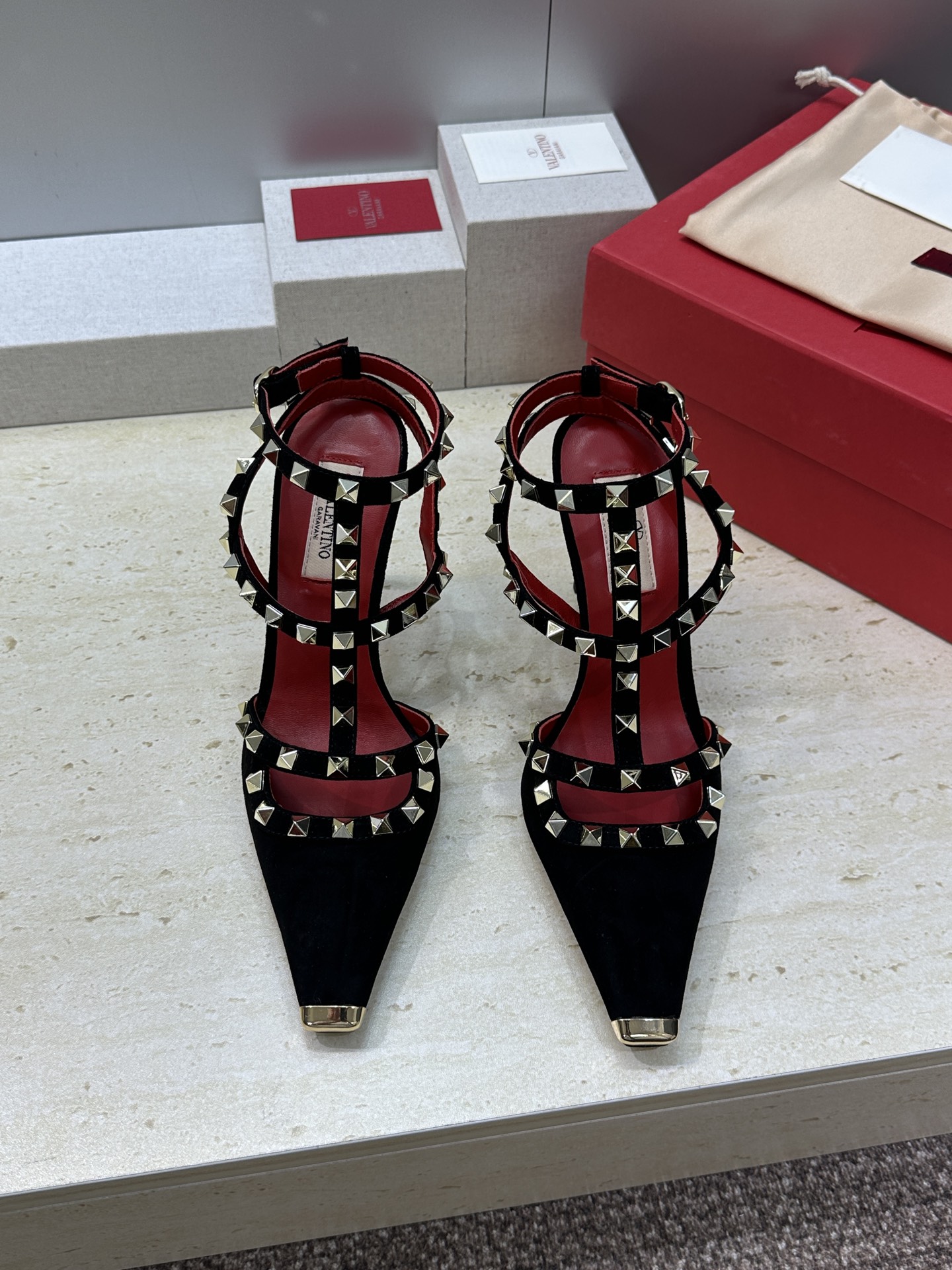 (配全套飞机盒)Valentino 2026春夏新款时尚三带铆钉铁头女鞋 华伦天奴字母logo五金扣高跟