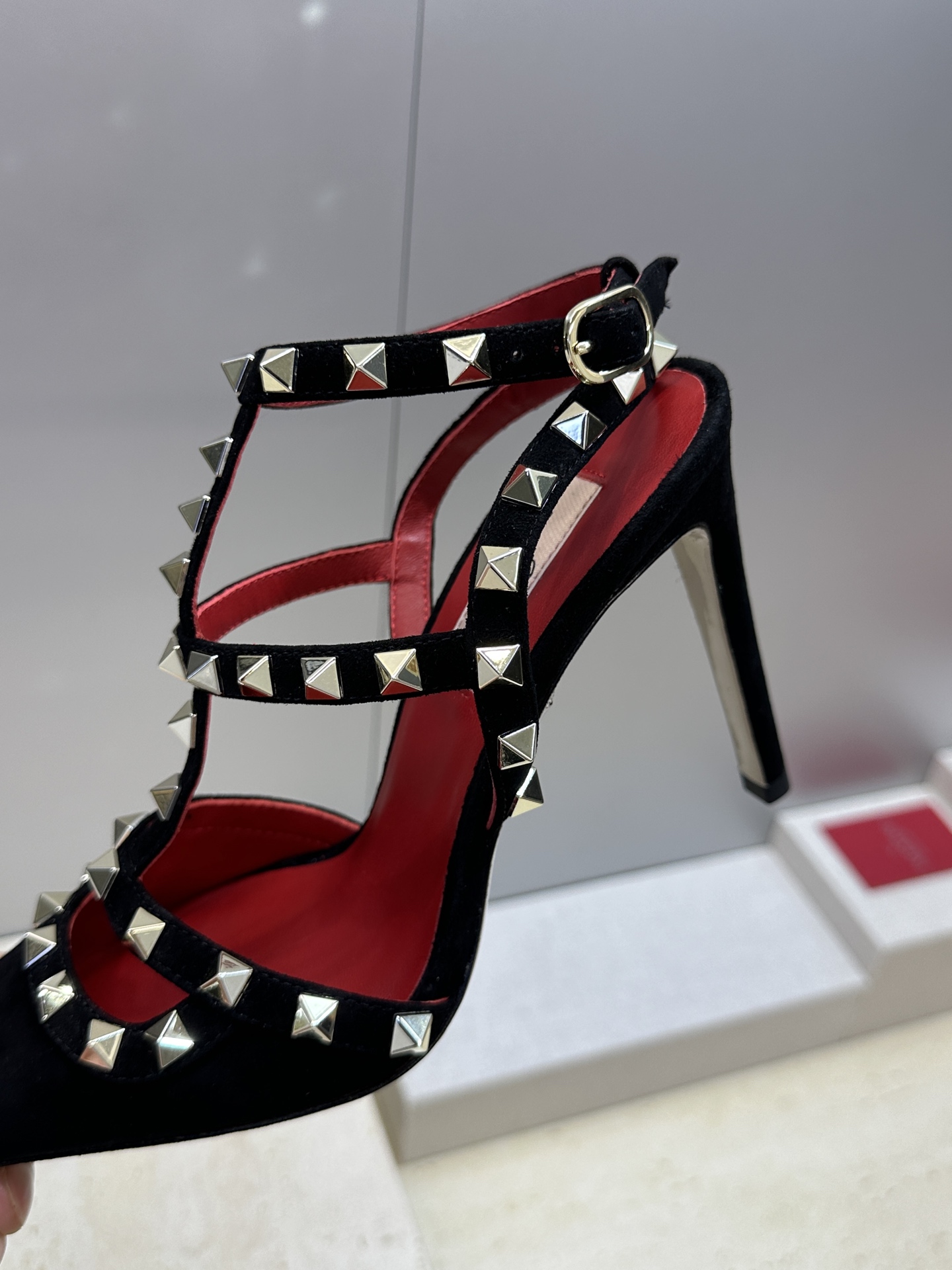 (配全套飞机盒)Valentino 2026春夏新款时尚三带铆钉铁头女鞋 华伦天奴字母logo五金扣高跟