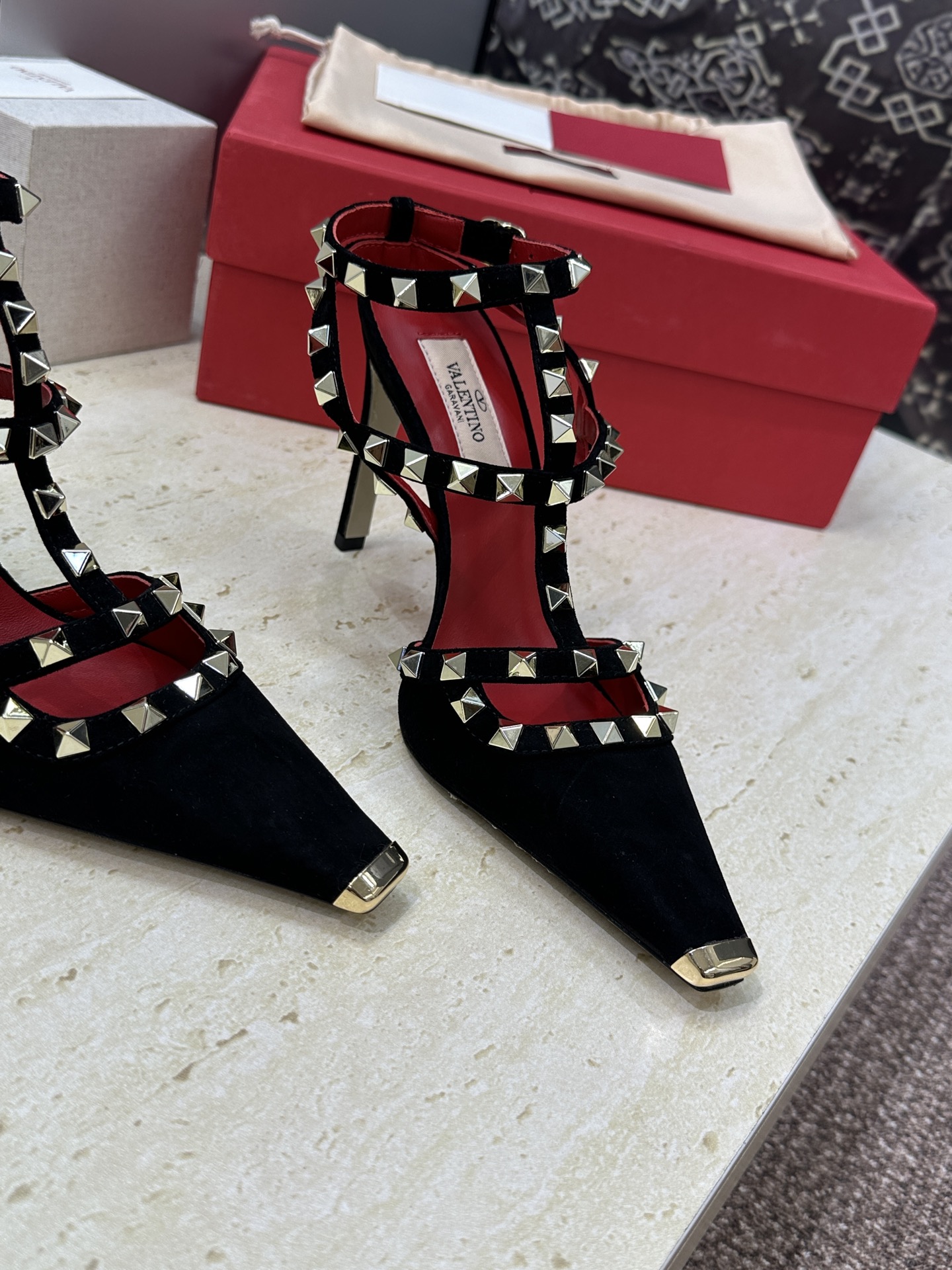 (配全套飞机盒)Valentino 2026春夏新款时尚三带铆钉铁头女鞋 华伦天奴字母logo五金扣高跟