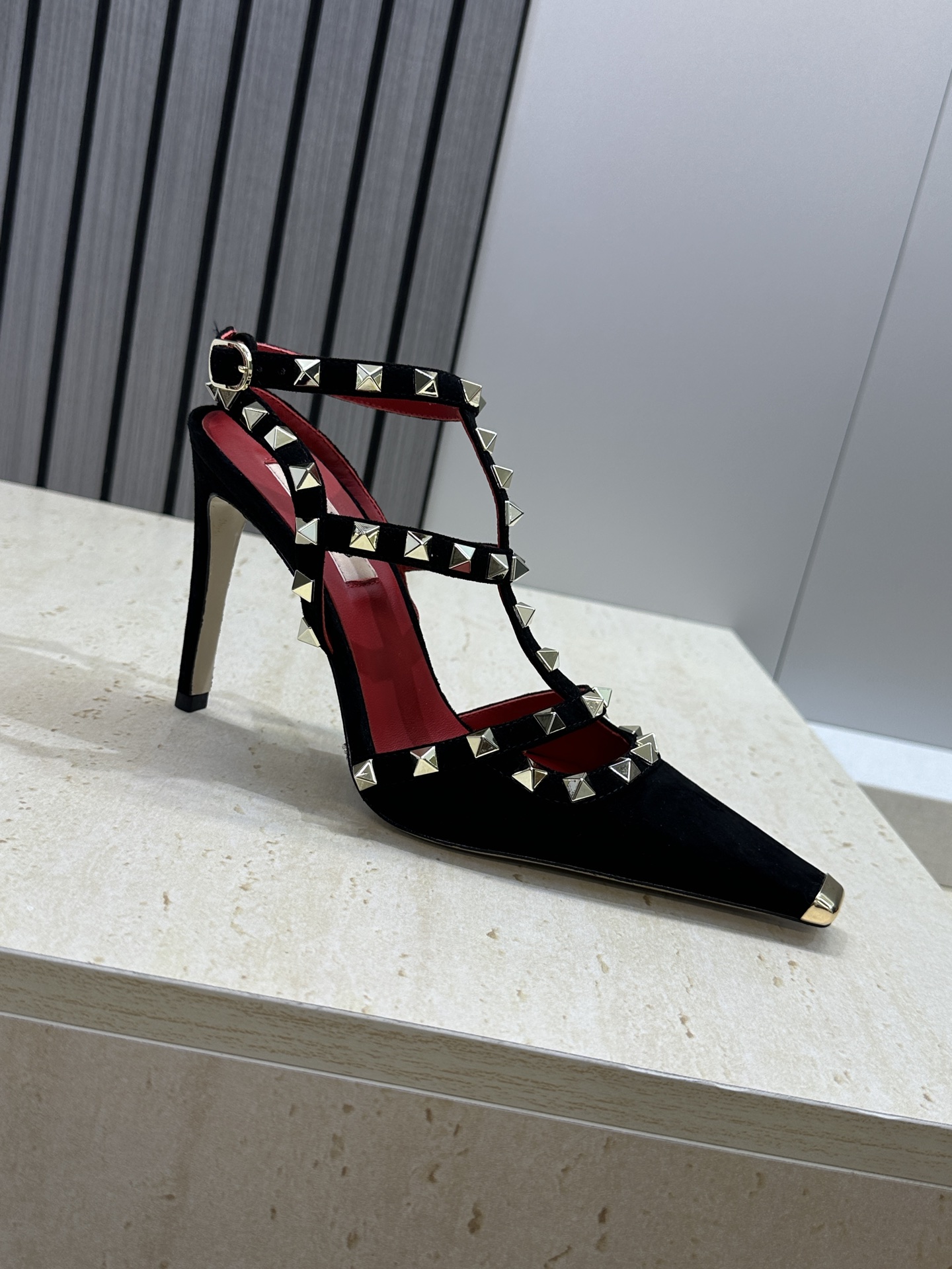 (配全套飞机盒)Valentino 2026春夏新款时尚三带铆钉铁头女鞋 华伦天奴字母logo五金扣高跟