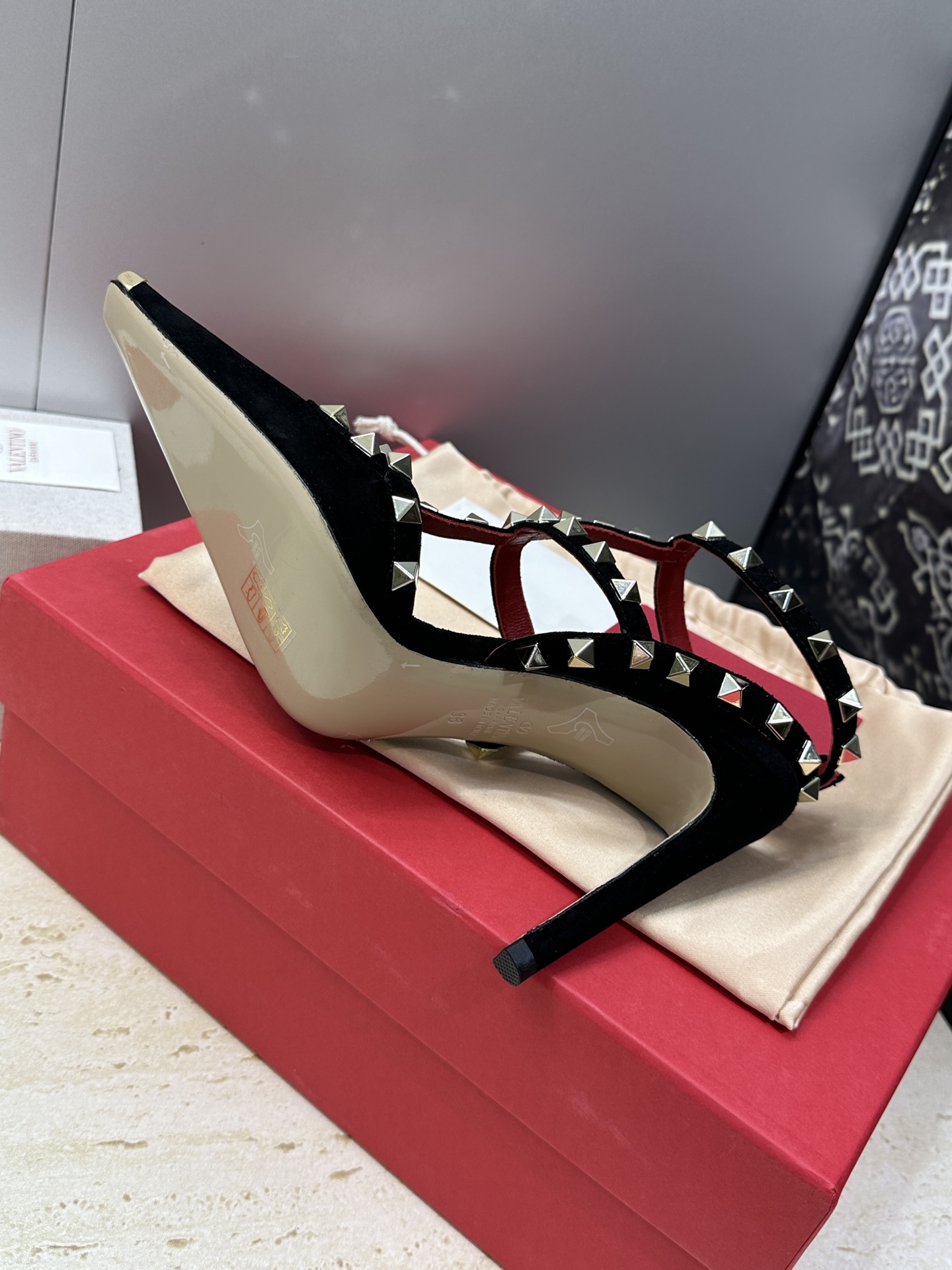 (配全套飞机盒)Valentino 2026春夏新款时尚三带铆钉铁头女鞋 华伦天奴字母logo五金扣高跟