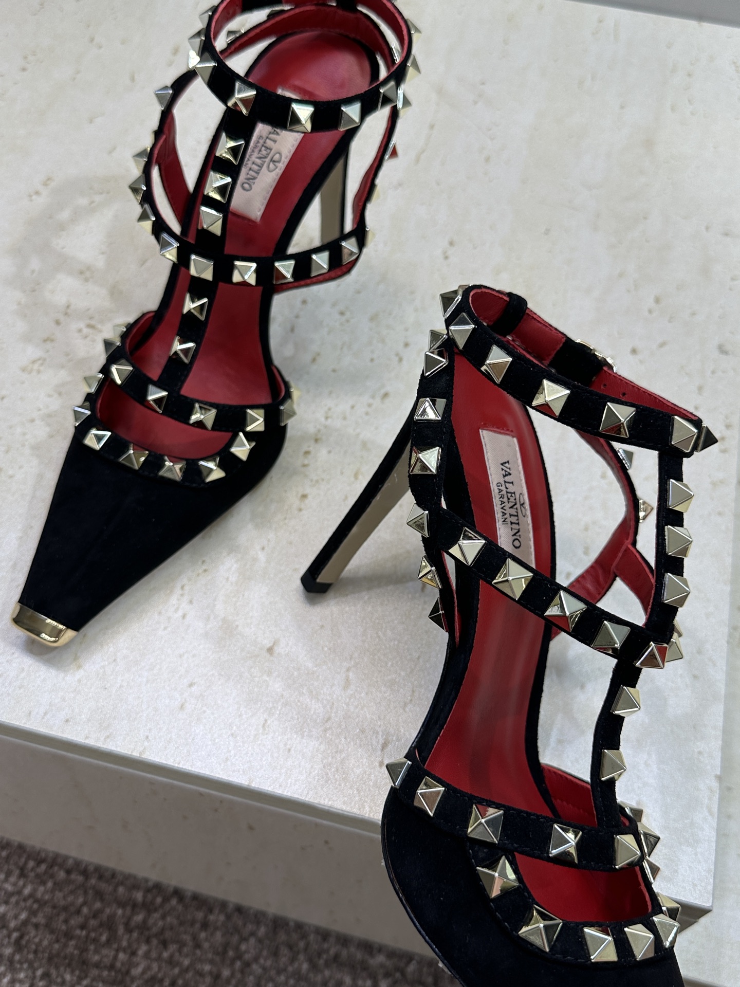 (配全套飞机盒)Valentino 2026春夏新款时尚三带铆钉铁头女鞋 华伦天奴字母logo五金扣高跟