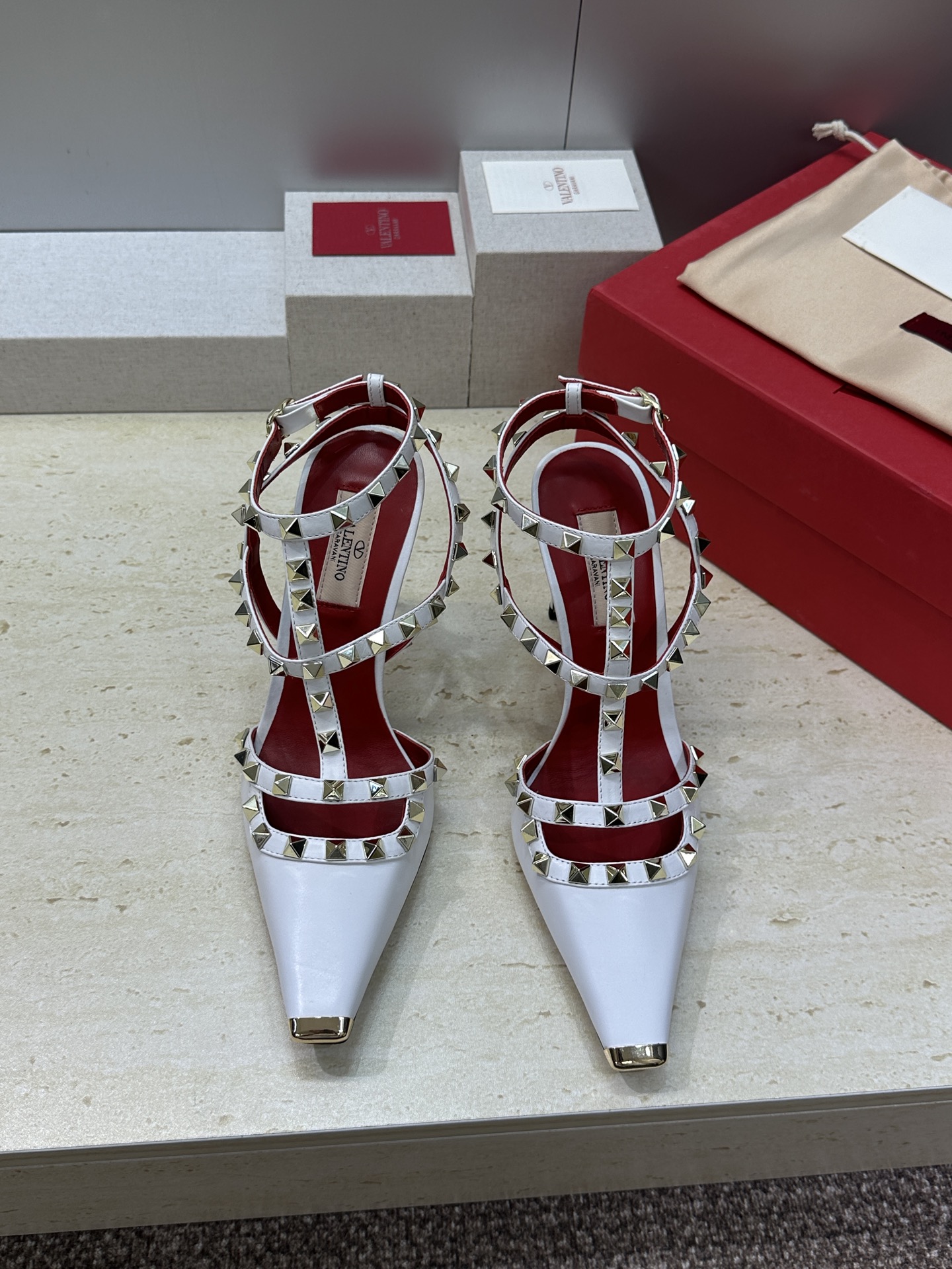 (配全套飞机盒)Valentino 2026春夏新款时尚三带铆钉铁头女鞋 华伦天奴字母logo五金扣高跟