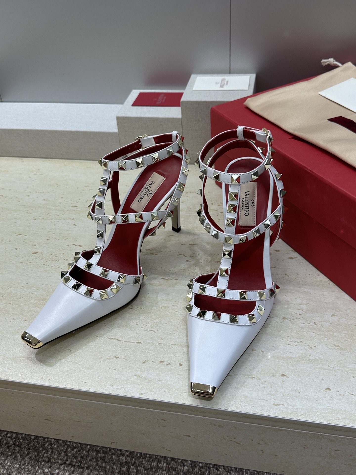 (配全套飞机盒)Valentino 2026春夏新款时尚三带铆钉铁头女鞋 华伦天奴字母logo五金扣高跟