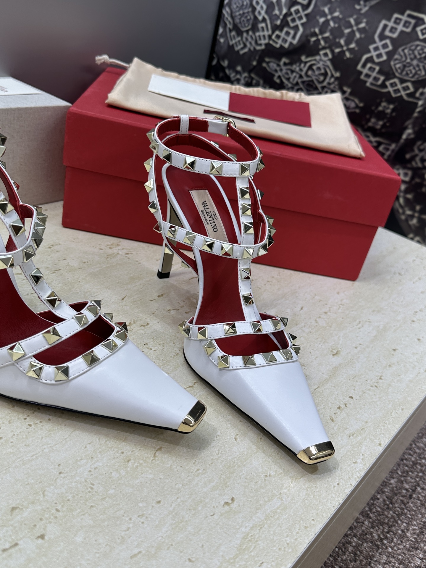(配全套飞机盒)Valentino 2026春夏新款时尚三带铆钉铁头女鞋 华伦天奴字母logo五金扣高跟