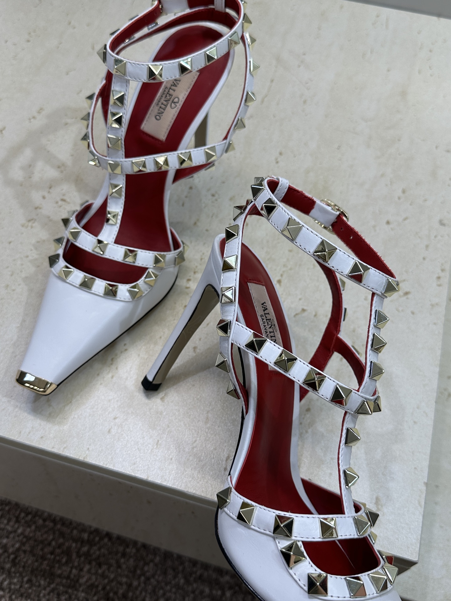 (配全套飞机盒)Valentino 2026春夏新款时尚三带铆钉铁头女鞋 华伦天奴字母logo五金扣高跟