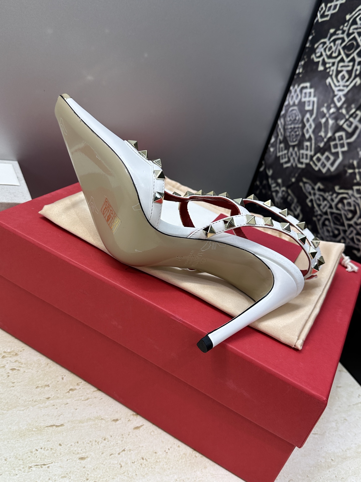 (配全套飞机盒)Valentino 2026春夏新款时尚三带铆钉铁头女鞋 华伦天奴字母logo五金扣高跟