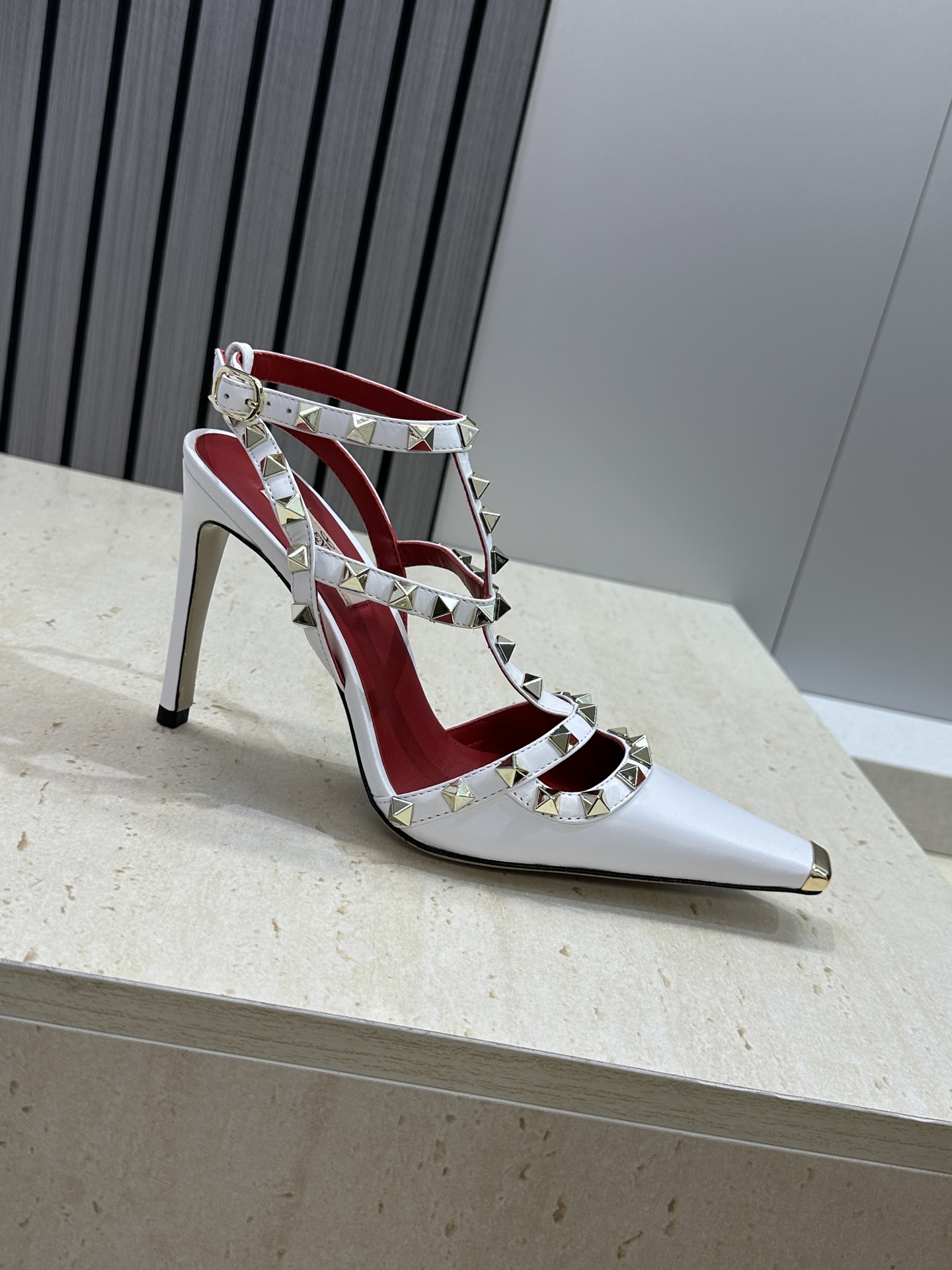 (配全套飞机盒)Valentino 2026春夏新款时尚三带铆钉铁头女鞋 华伦天奴字母logo五金扣高跟