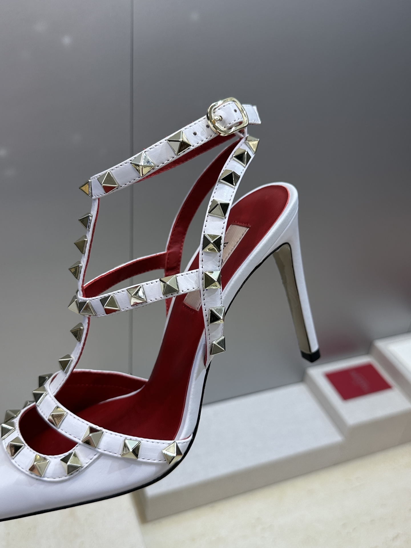 (配全套飞机盒)Valentino 2026春夏新款时尚三带铆钉铁头女鞋 华伦天奴字母logo五金扣高跟