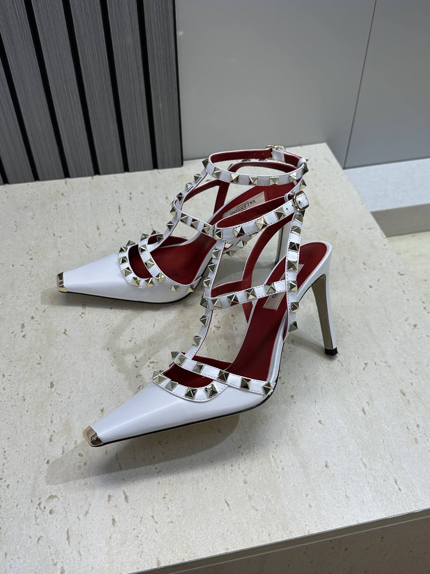(配全套飞机盒)Valentino 2026春夏新款时尚三带铆钉铁头女鞋 华伦天奴字母logo五金扣高跟