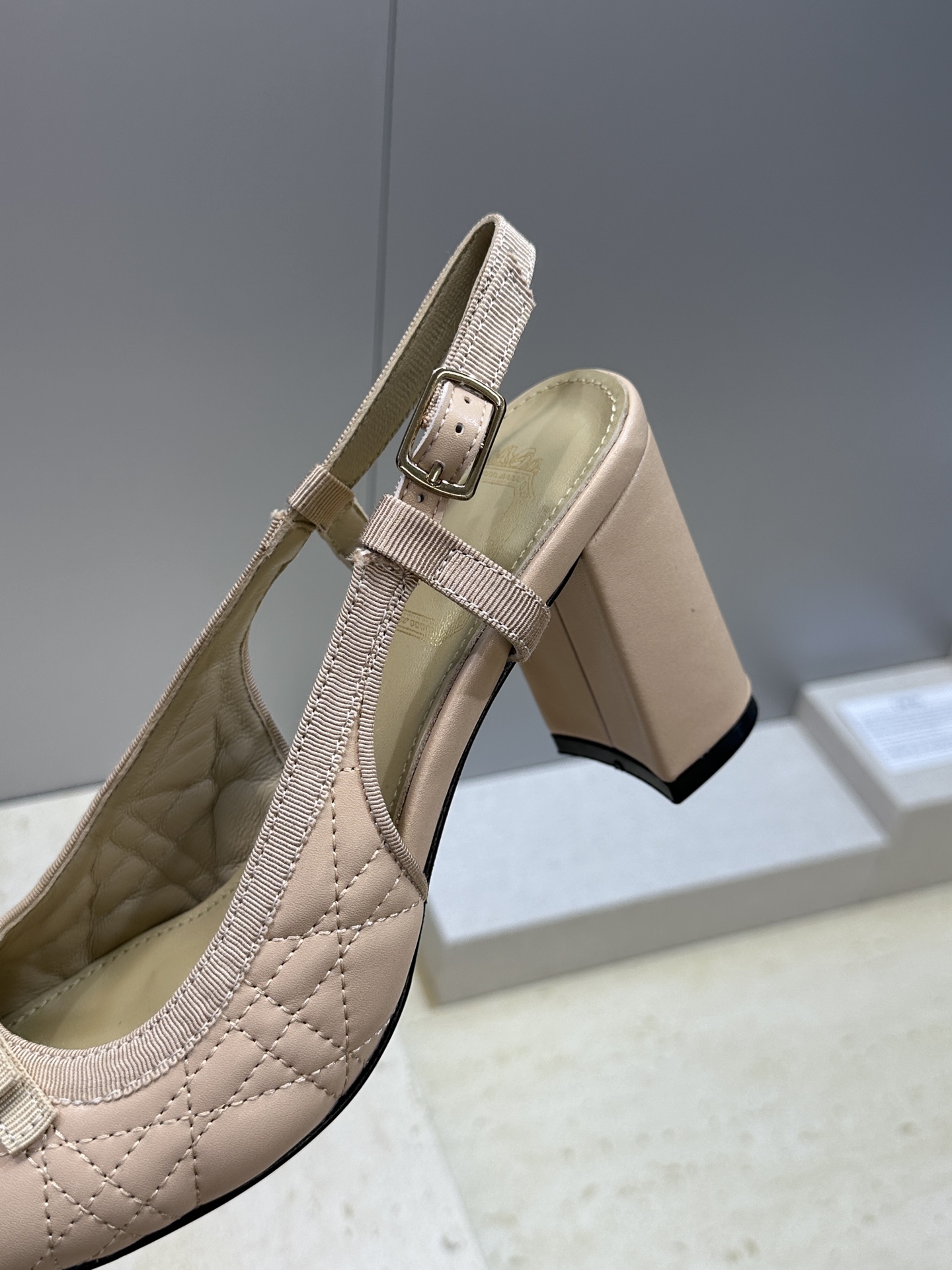 迪奥 Dior 2026春夏高定系列新款 Ballet 标志性电绣藤格纹粗跟玛丽珍芭蕾舞女鞋 CD字母l