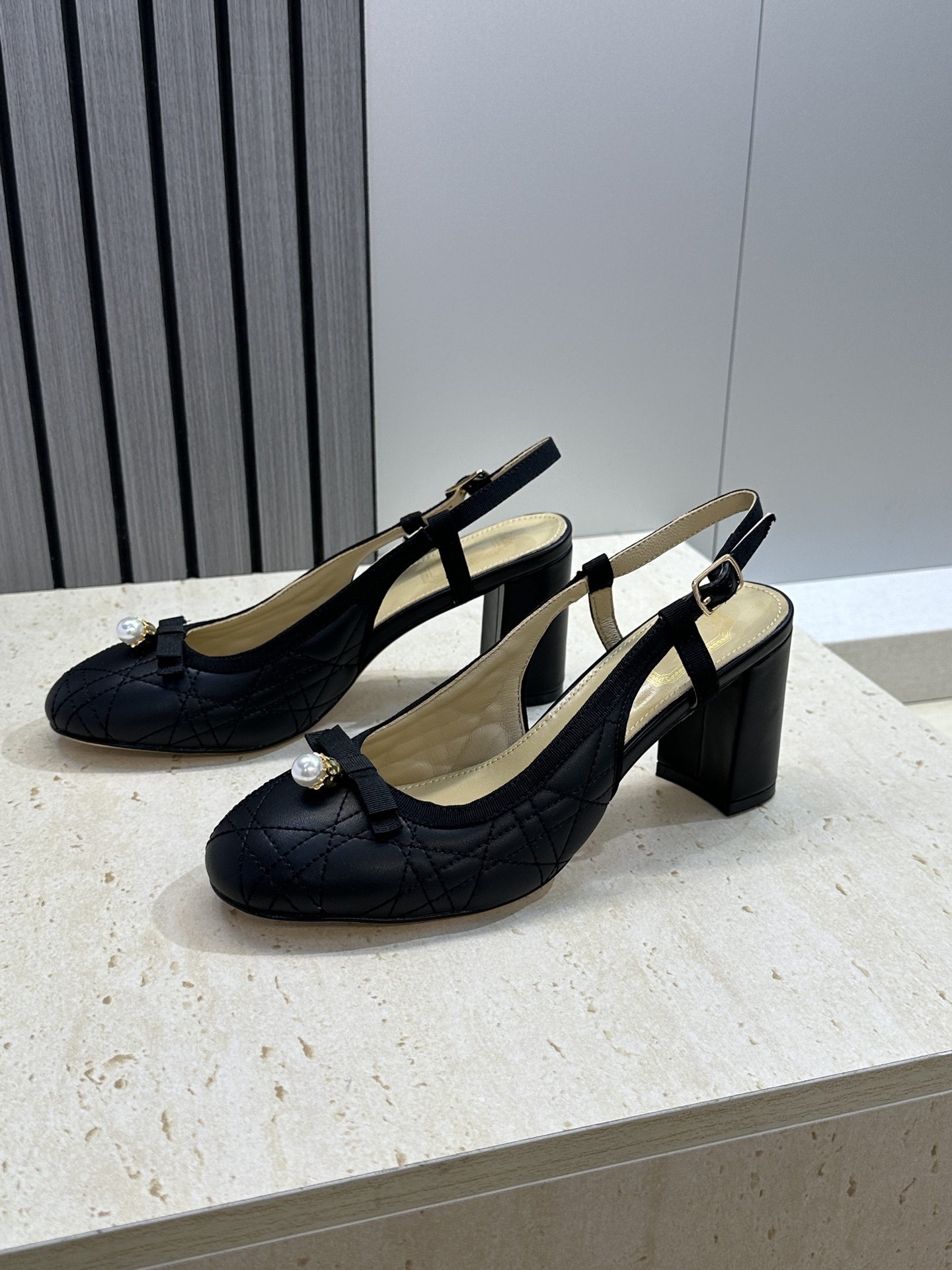 迪奥 Dior 2026春夏高定系列新款 Ballet 标志性电绣藤格纹粗跟玛丽珍芭蕾舞女鞋 CD字母l