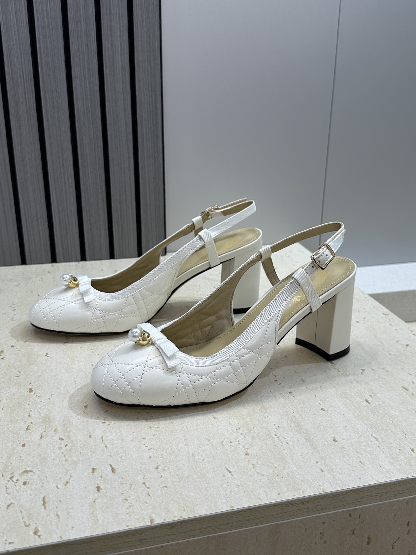 迪奥 Dior 2026春夏高定系列新款 Ballet 标志性电绣藤格纹粗跟玛丽珍芭蕾舞女鞋 CD字母l
