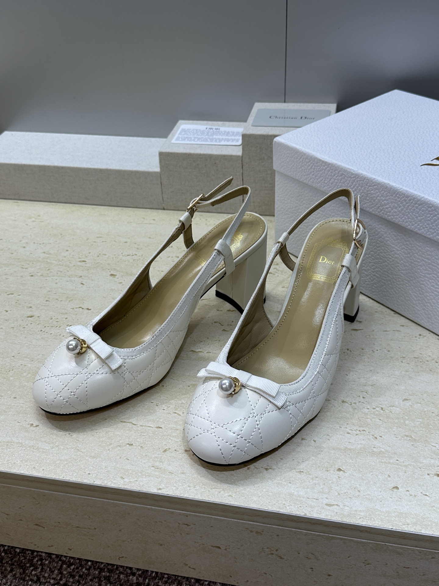 迪奥 Dior 2026春夏高定系列新款 Ballet 标志性电绣藤格纹粗跟玛丽珍芭蕾舞女鞋 CD字母l