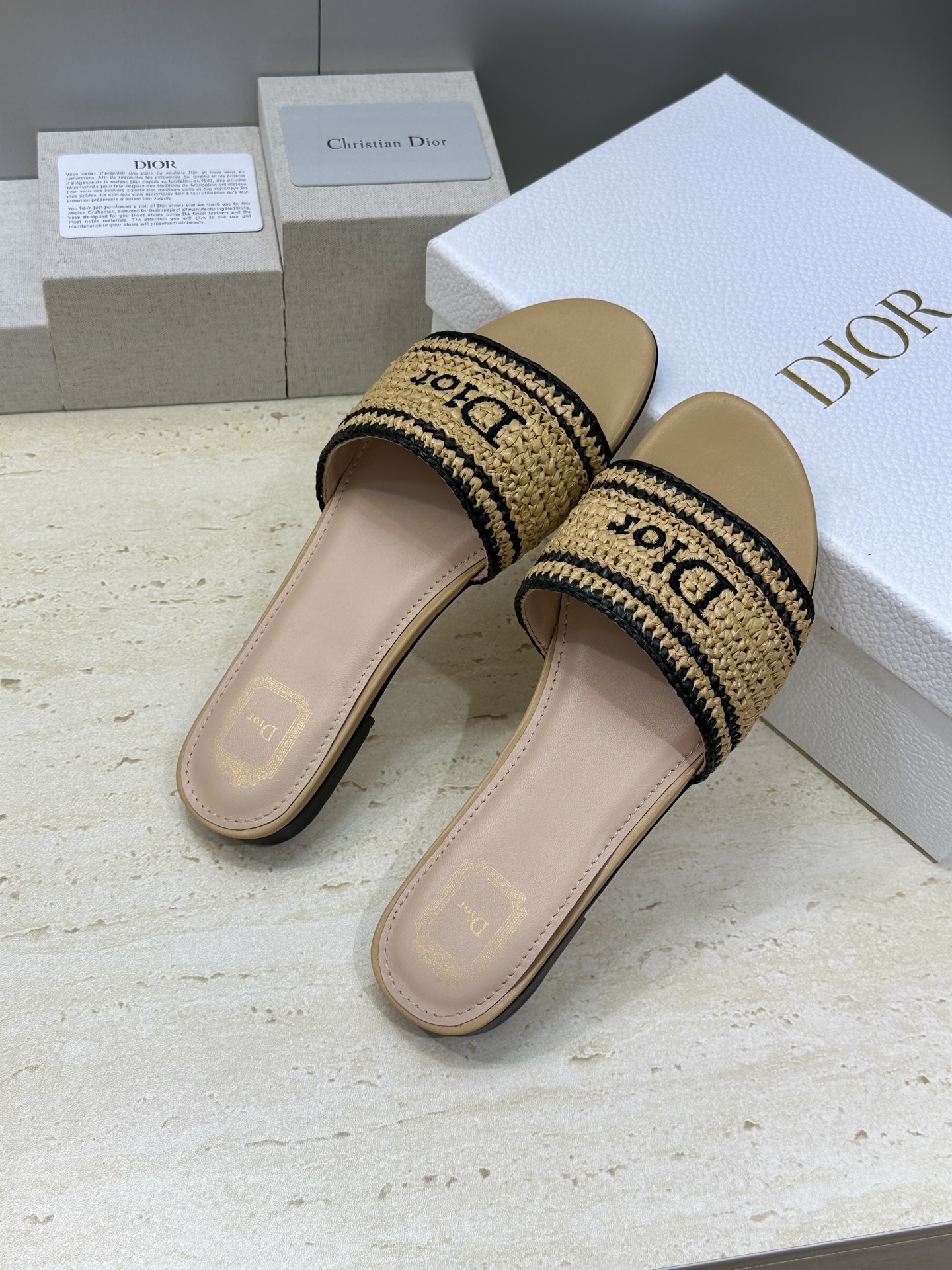迪奥 Dior 2026 春夏新款 Woven 平底一字拖沙滩女鞋  CD字母logo立体刺绣粗跟圆头露