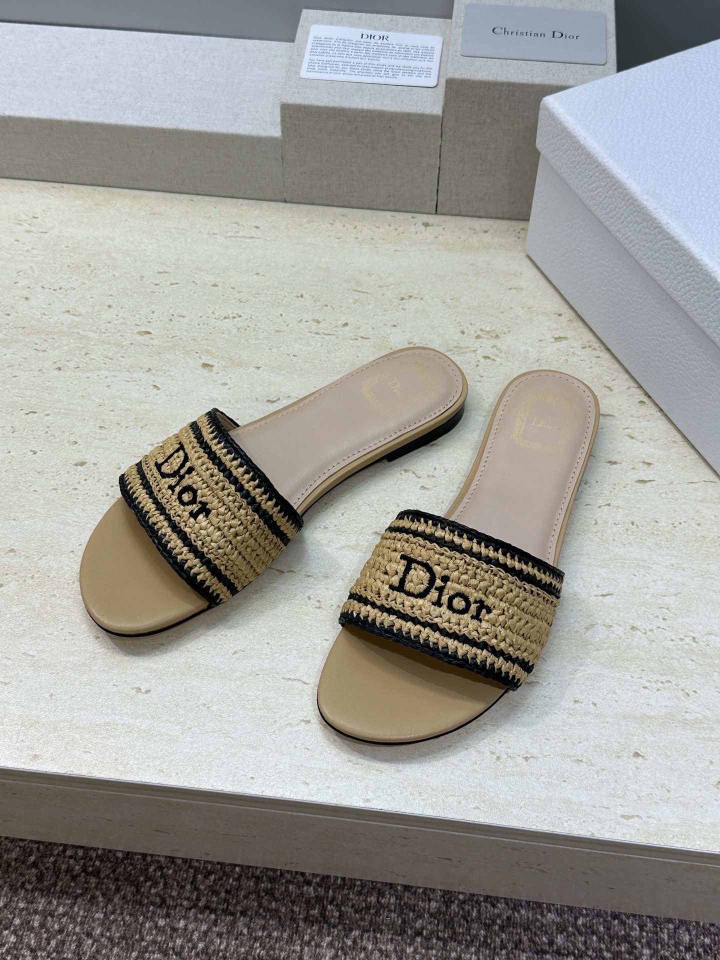 迪奥 Dior 2026 春夏新款 Woven 平底一字拖沙滩女鞋  CD字母logo立体刺绣粗跟圆头露