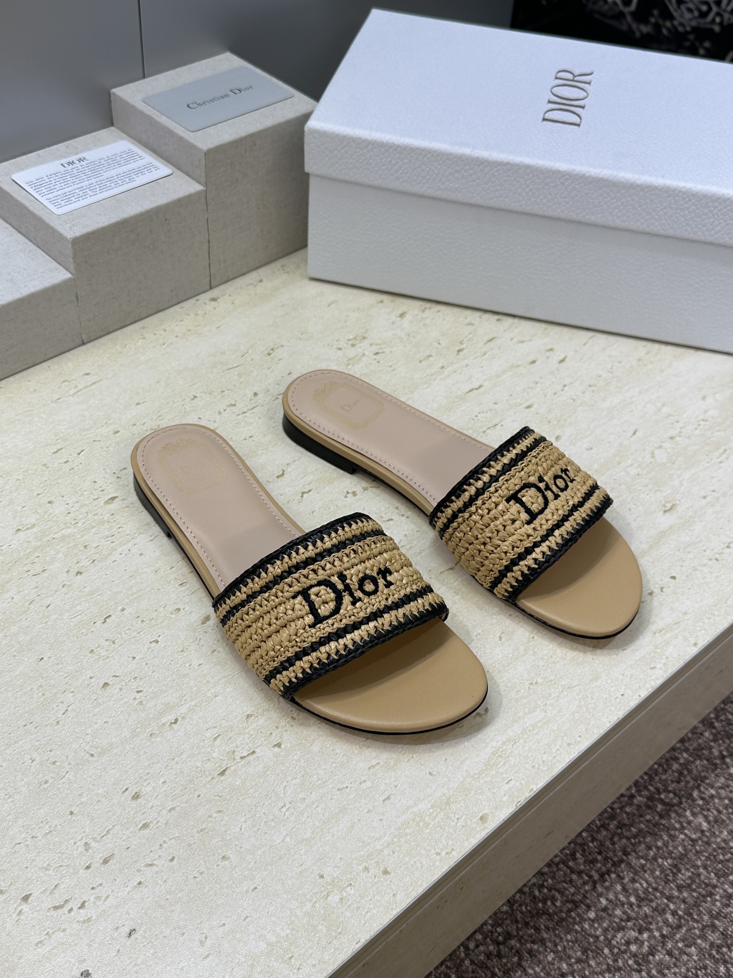迪奥 Dior 2026 春夏新款 Woven 平底一字拖沙滩女鞋  CD字母logo立体刺绣粗跟圆头露