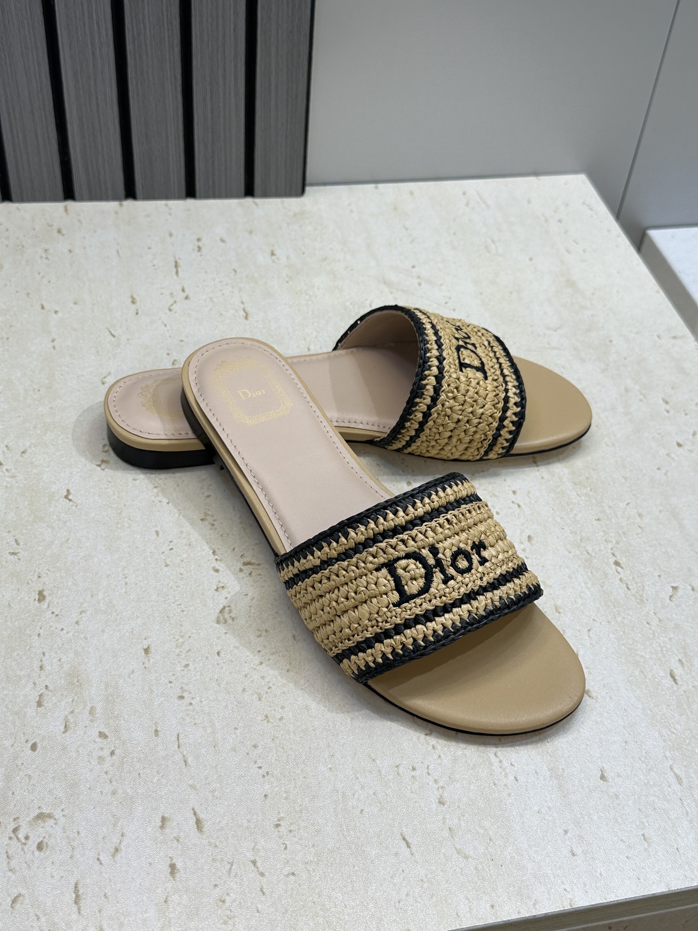 迪奥 Dior 2026 春夏新款 Woven 平底一字拖沙滩女鞋  CD字母logo立体刺绣粗跟圆头露