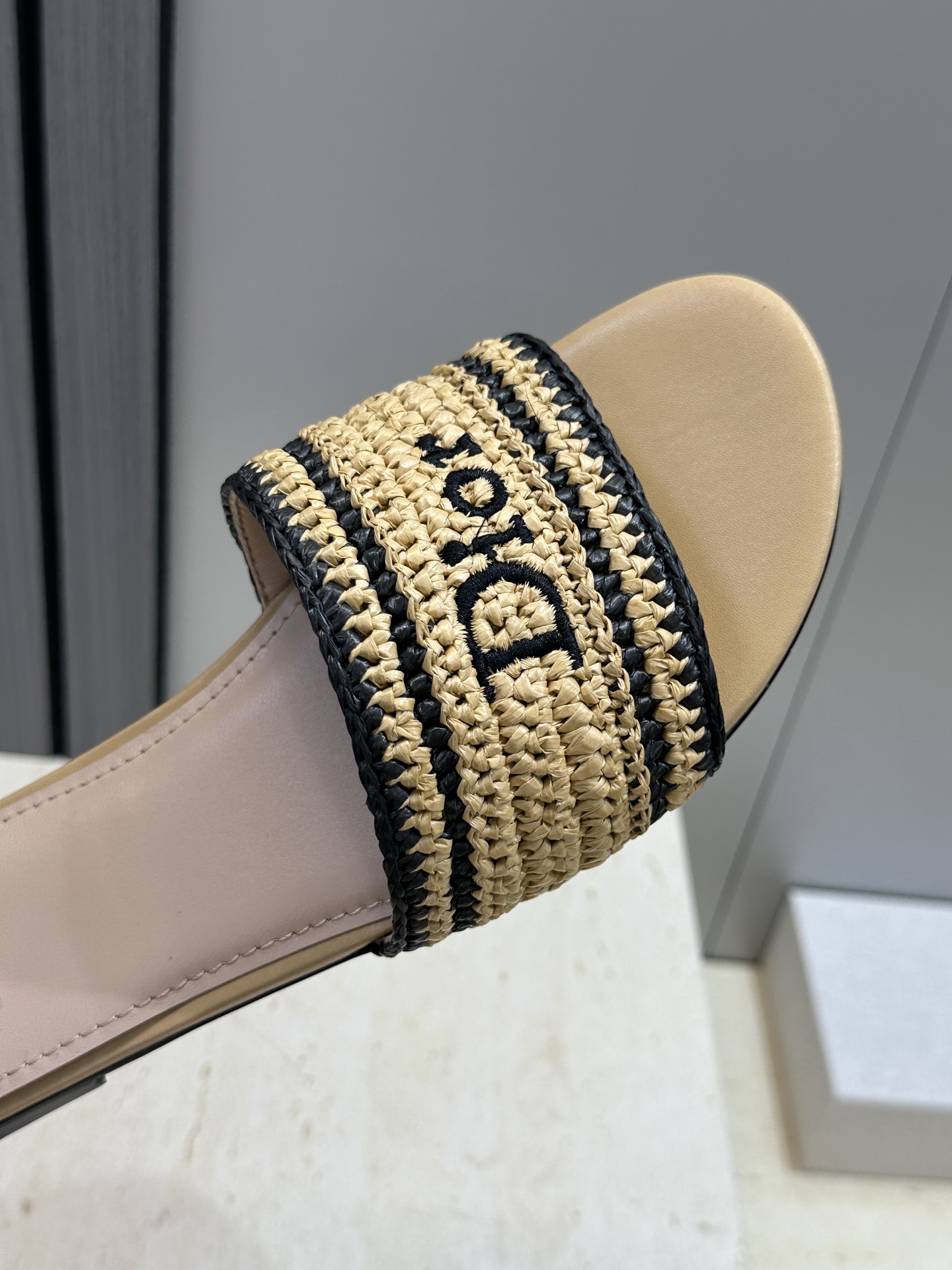 迪奥 Dior 2026 春夏新款 Woven 平底一字拖沙滩女鞋  CD字母logo立体刺绣粗跟圆头露