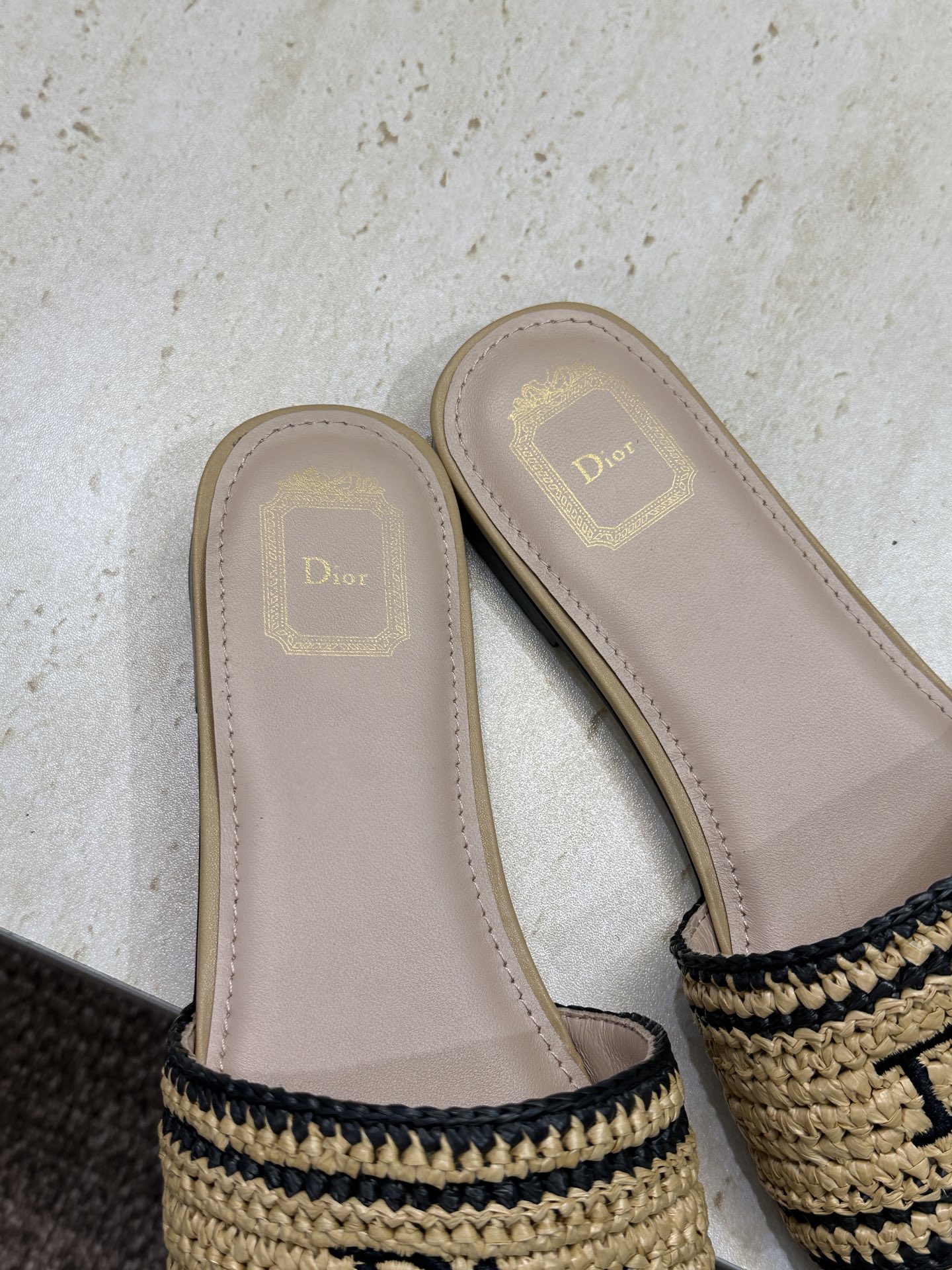迪奥 Dior 2026 春夏新款 Woven 平底一字拖沙滩女鞋  CD字母logo立体刺绣粗跟圆头露