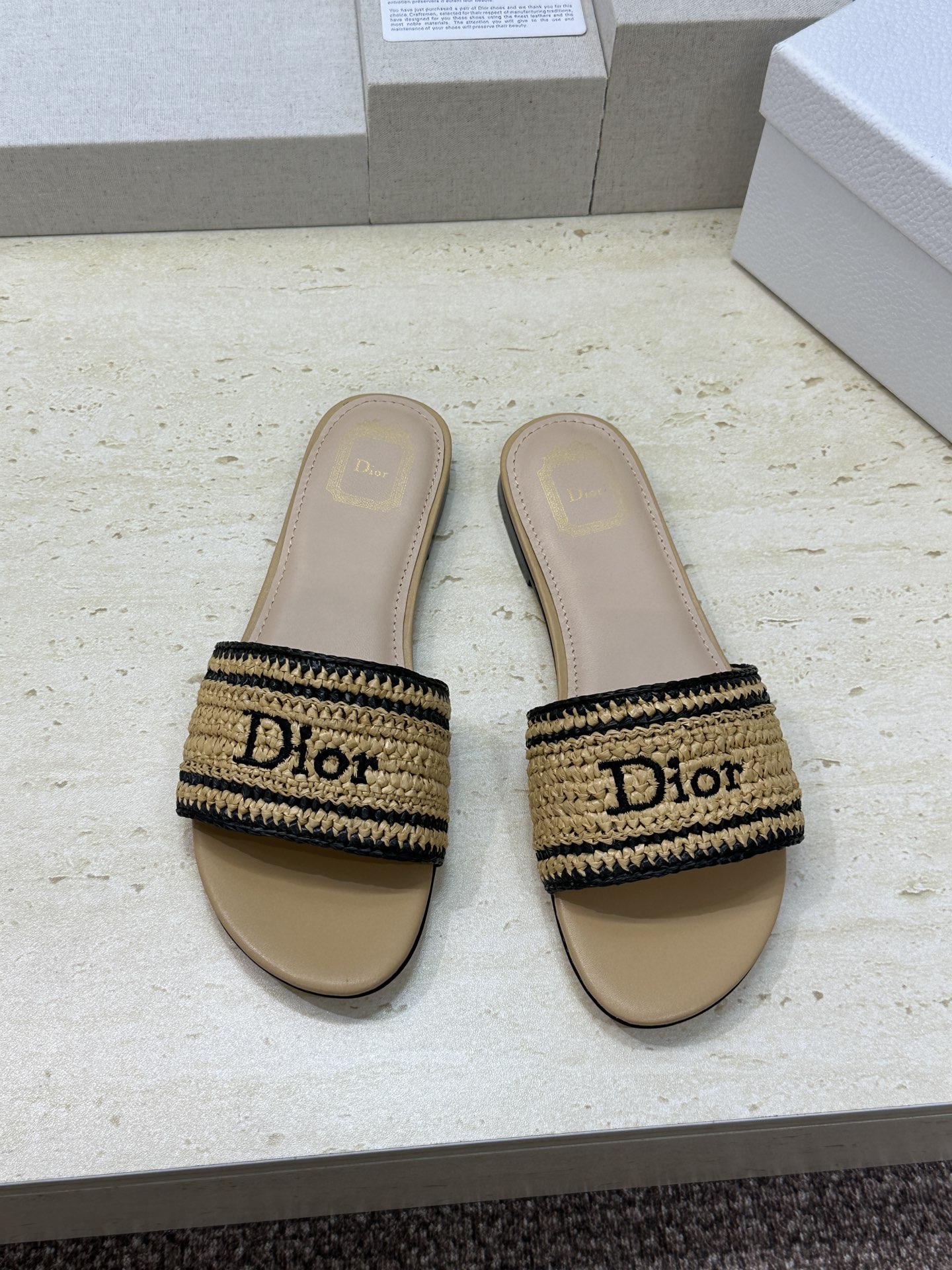 迪奥 Dior 2026 春夏新款 Woven 平底一字拖沙滩女鞋  CD字母logo立体刺绣粗跟圆头露
