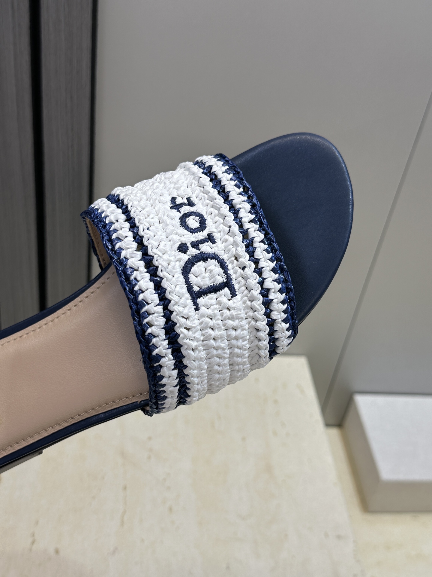 迪奥 Dior 2026 春夏新款 Woven 平底一字拖沙滩女鞋  CD字母logo立体刺绣粗跟圆头露