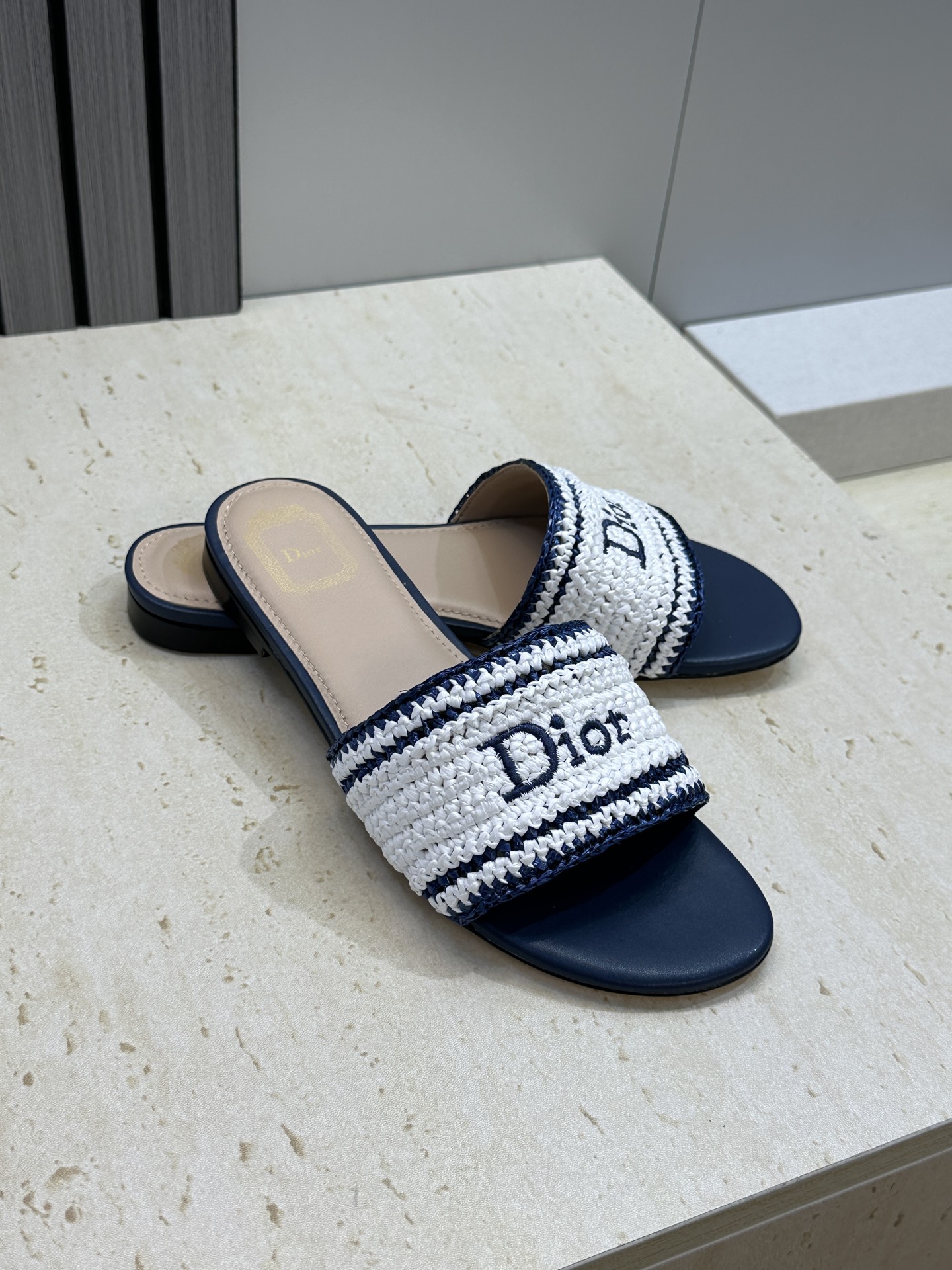 迪奥 Dior 2026 春夏新款 Woven 平底一字拖沙滩女鞋  CD字母logo立体刺绣粗跟圆头露