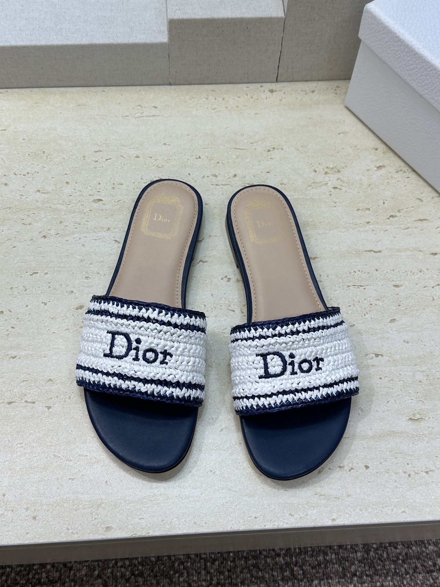 迪奥 Dior 2026 春夏新款 Woven 平底一字拖沙滩女鞋  CD字母logo立体刺绣粗跟圆头露