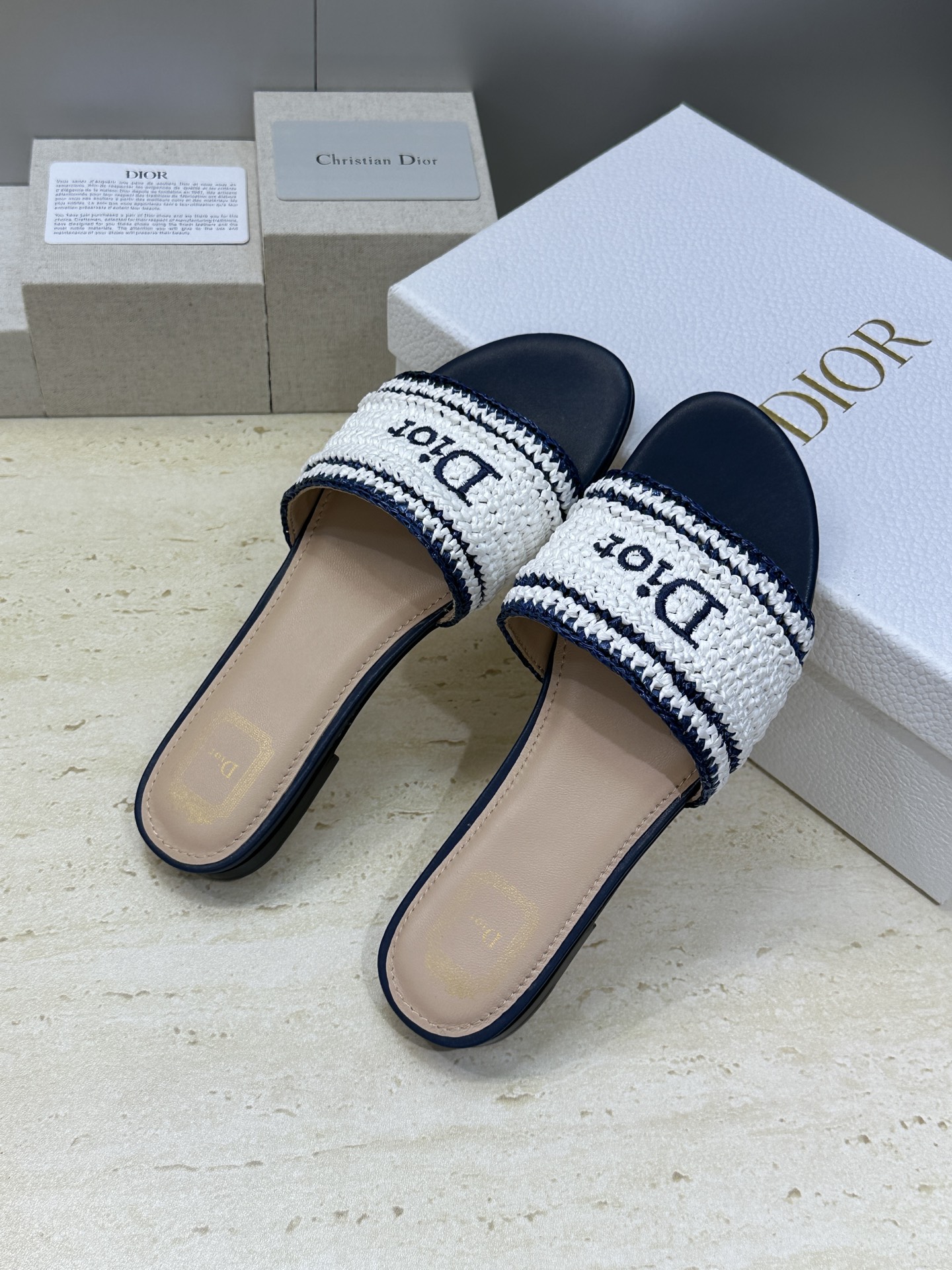 迪奥 Dior 2026 春夏新款 Woven 平底一字拖沙滩女鞋  CD字母logo立体刺绣粗跟圆头露