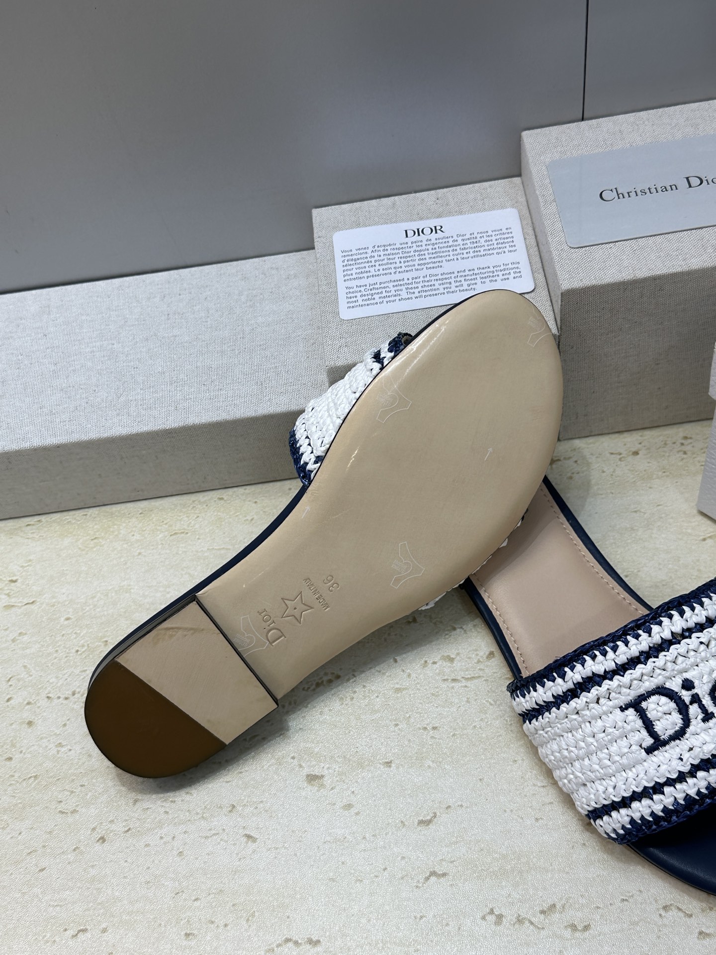 迪奥 Dior 2026 春夏新款 Woven 平底一字拖沙滩女鞋  CD字母logo立体刺绣粗跟圆头露