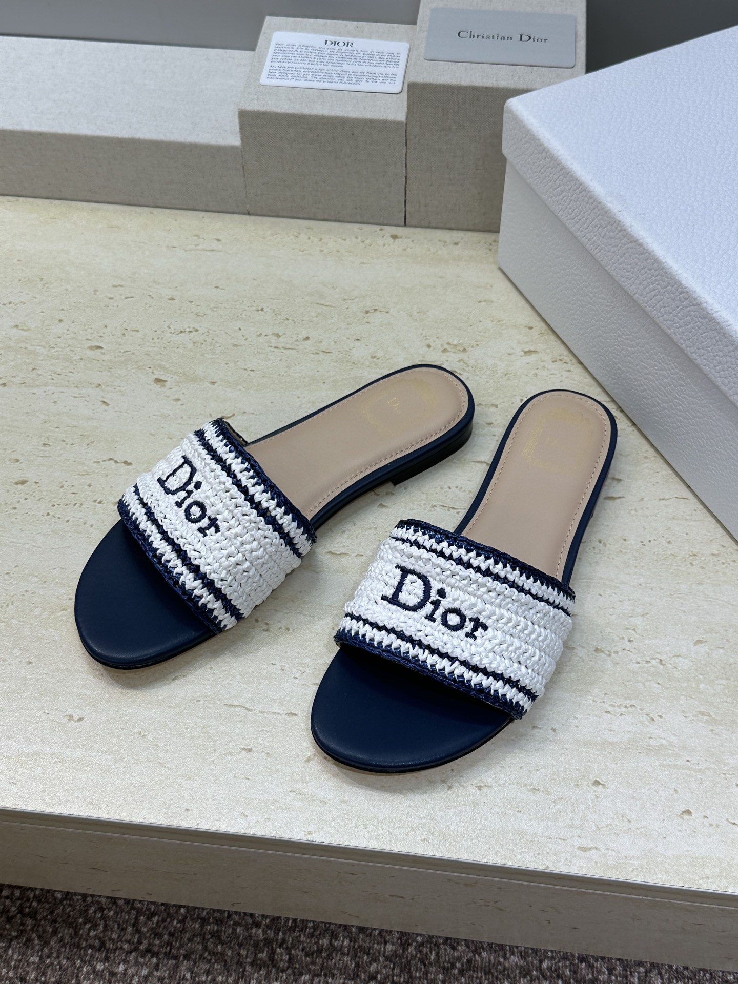 迪奥 Dior 2026 春夏新款 Woven 平底一字拖沙滩女鞋  CD字母logo立体刺绣粗跟圆头露