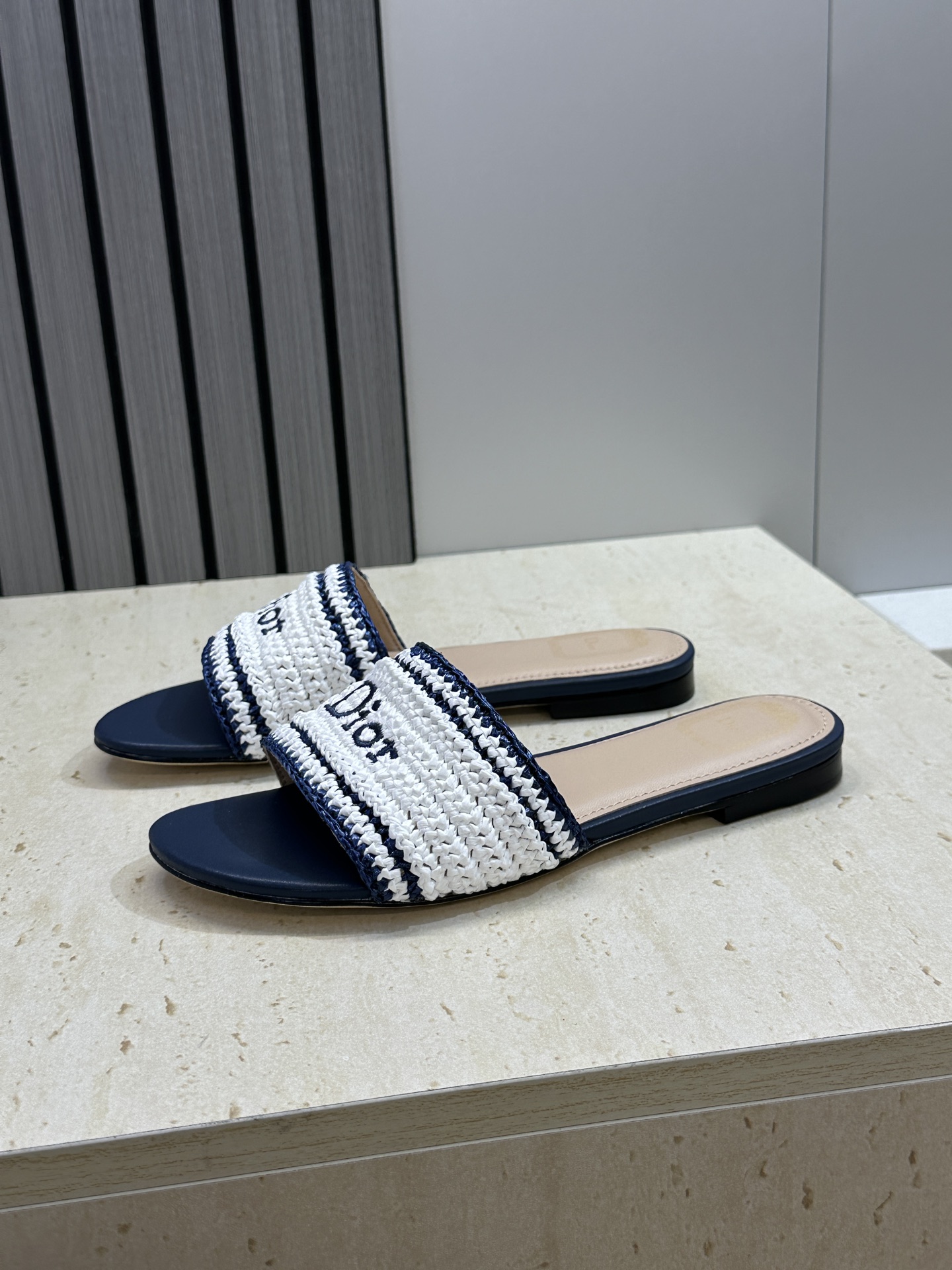 迪奥 Dior 2026 春夏新款 Woven 平底一字拖沙滩女鞋  CD字母logo立体刺绣粗跟圆头露