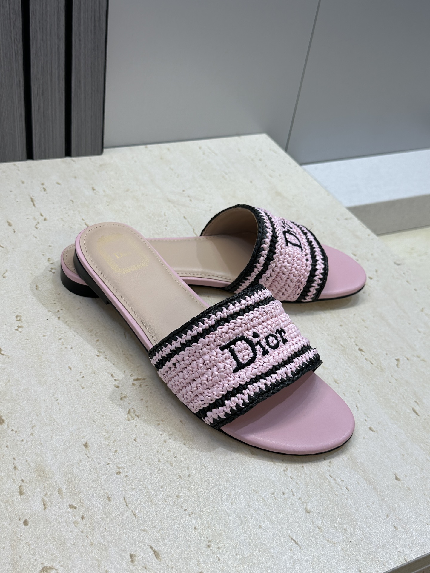 迪奥 Dior 2026 春夏新款 Woven 平底一字拖沙滩女鞋  CD字母logo立体刺绣粗跟圆头露
