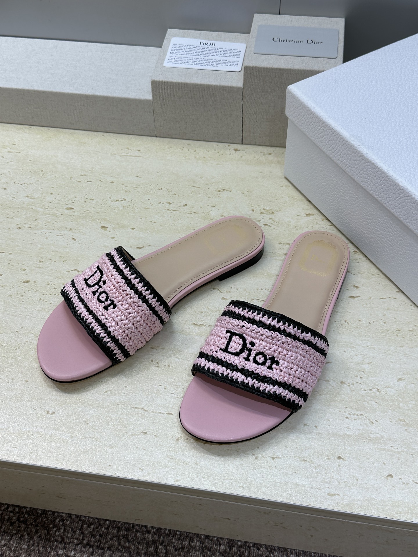 迪奥 Dior 2026 春夏新款 Woven 平底一字拖沙滩女鞋  CD字母logo立体刺绣粗跟圆头露