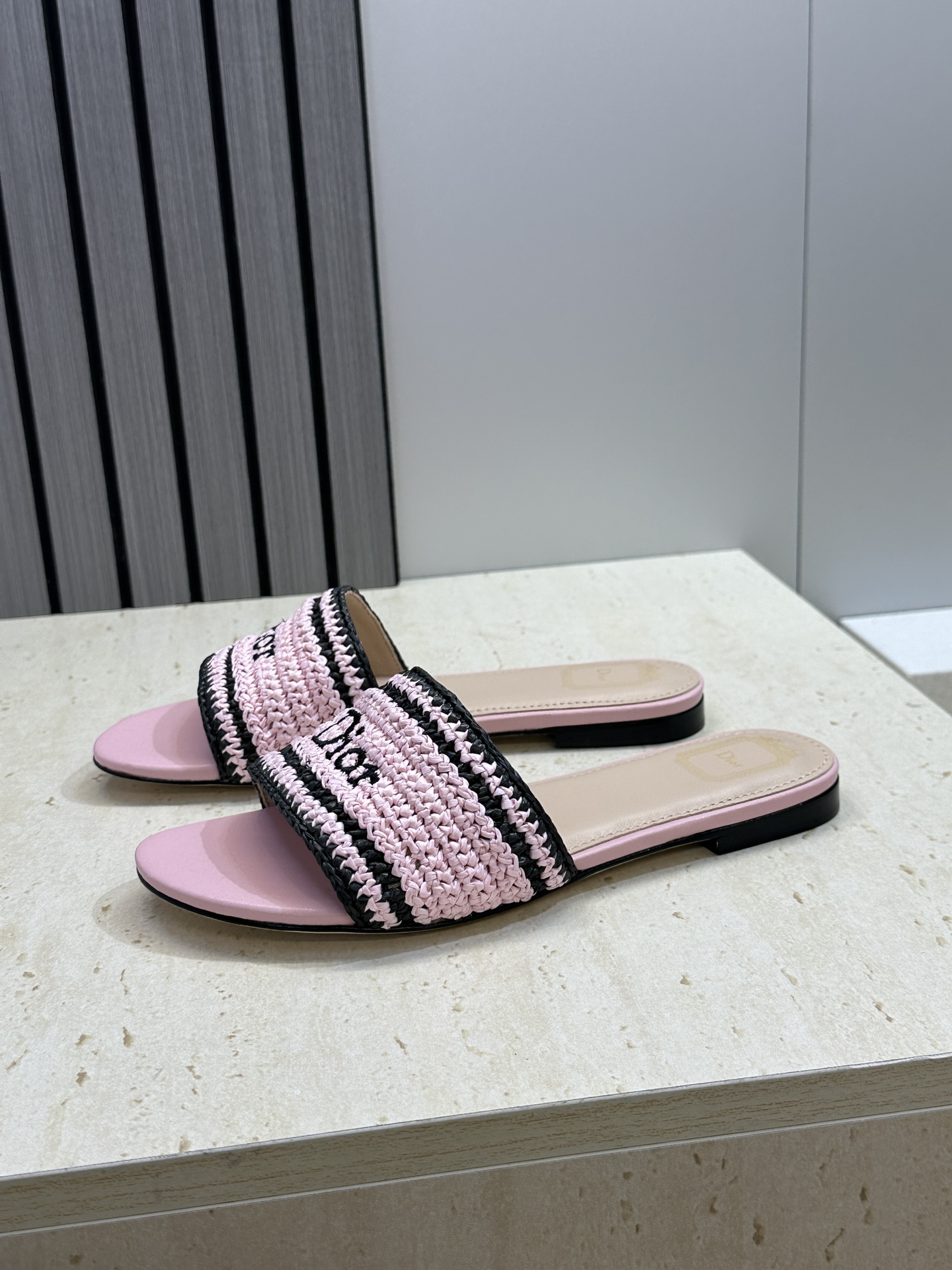 迪奥 Dior 2026 春夏新款 Woven 平底一字拖沙滩女鞋  CD字母logo立体刺绣粗跟圆头露