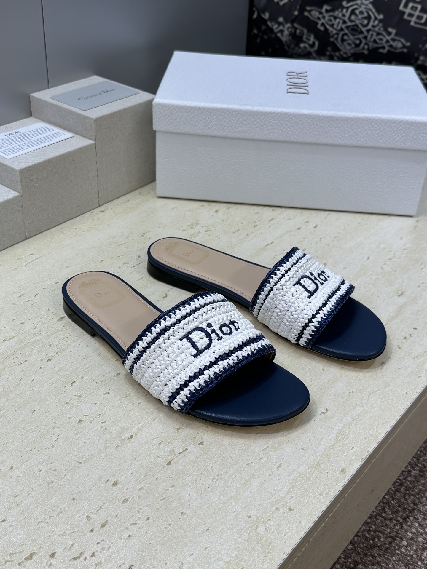 迪奥 Dior 2026 春夏新款 Woven 平底一字拖沙滩女鞋  CD字母logo立体刺绣粗跟圆头露