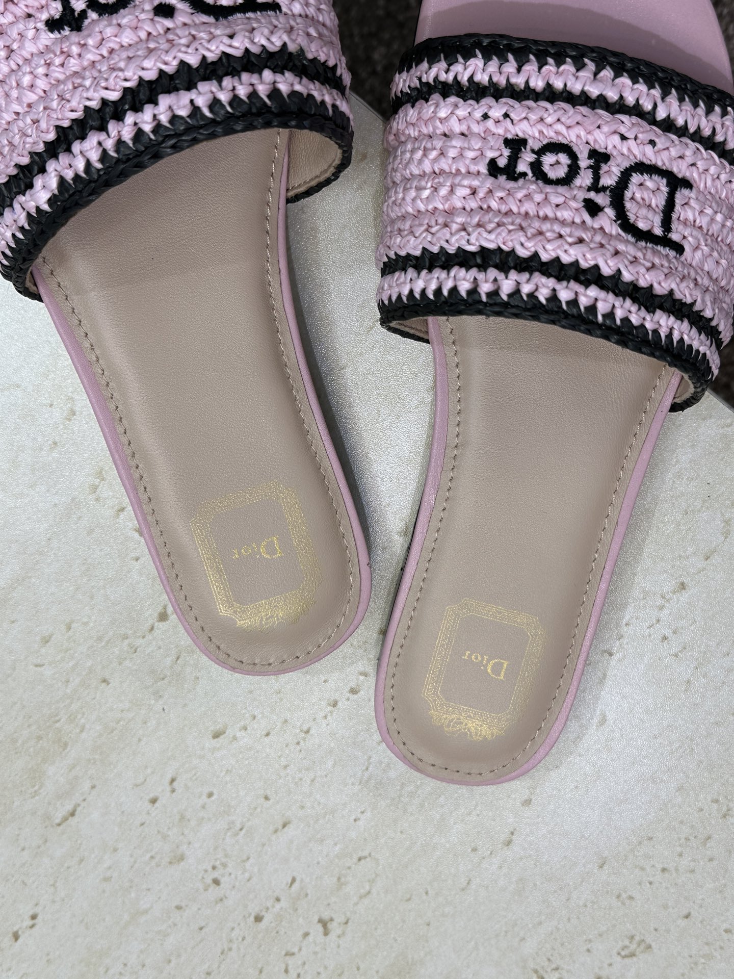 迪奥 Dior 2026 春夏新款 Woven 平底一字拖沙滩女鞋  CD字母logo立体刺绣粗跟圆头露