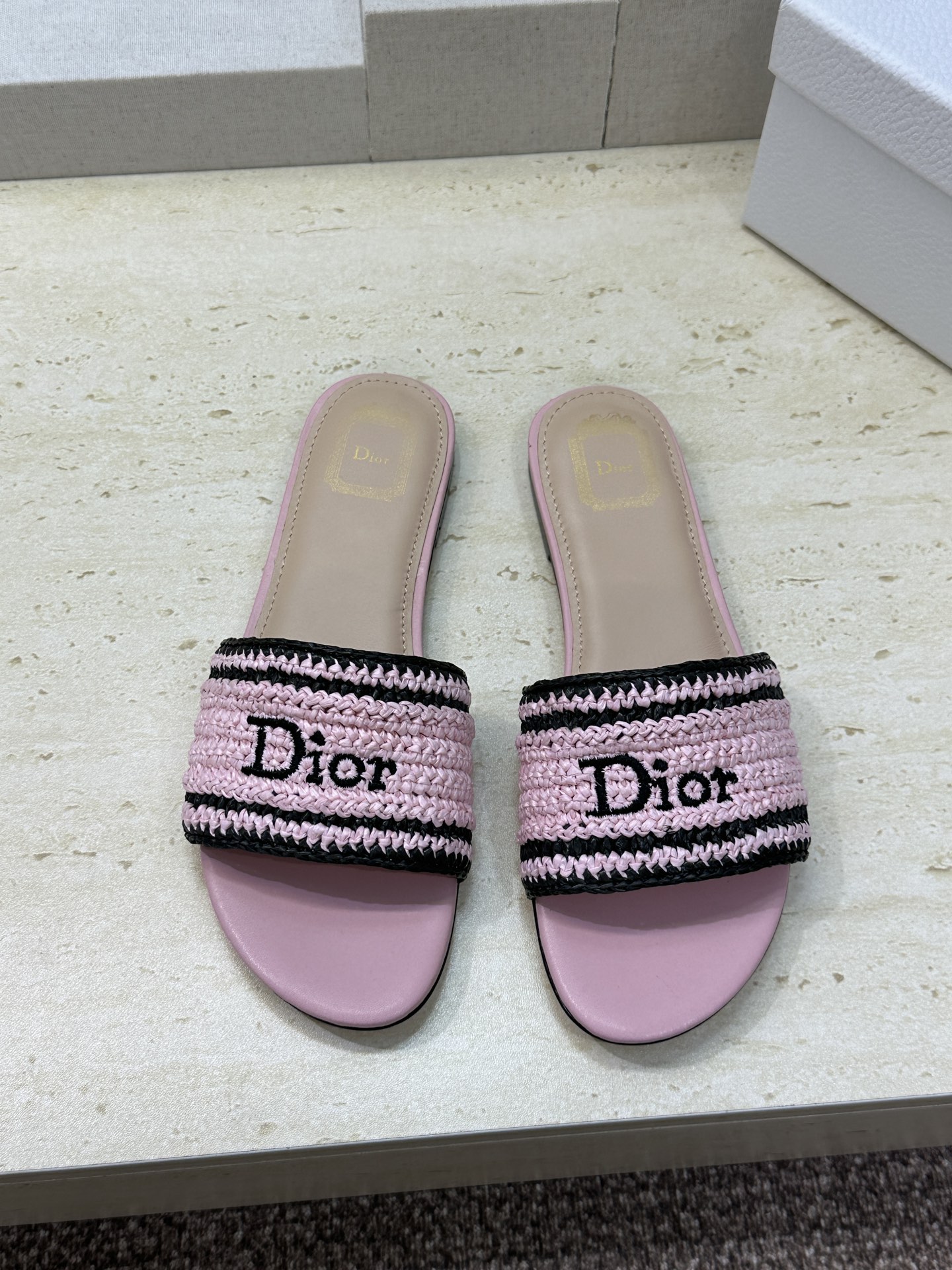 迪奥 Dior 2026 春夏新款 Woven 平底一字拖沙滩女鞋  CD字母logo立体刺绣粗跟圆头露