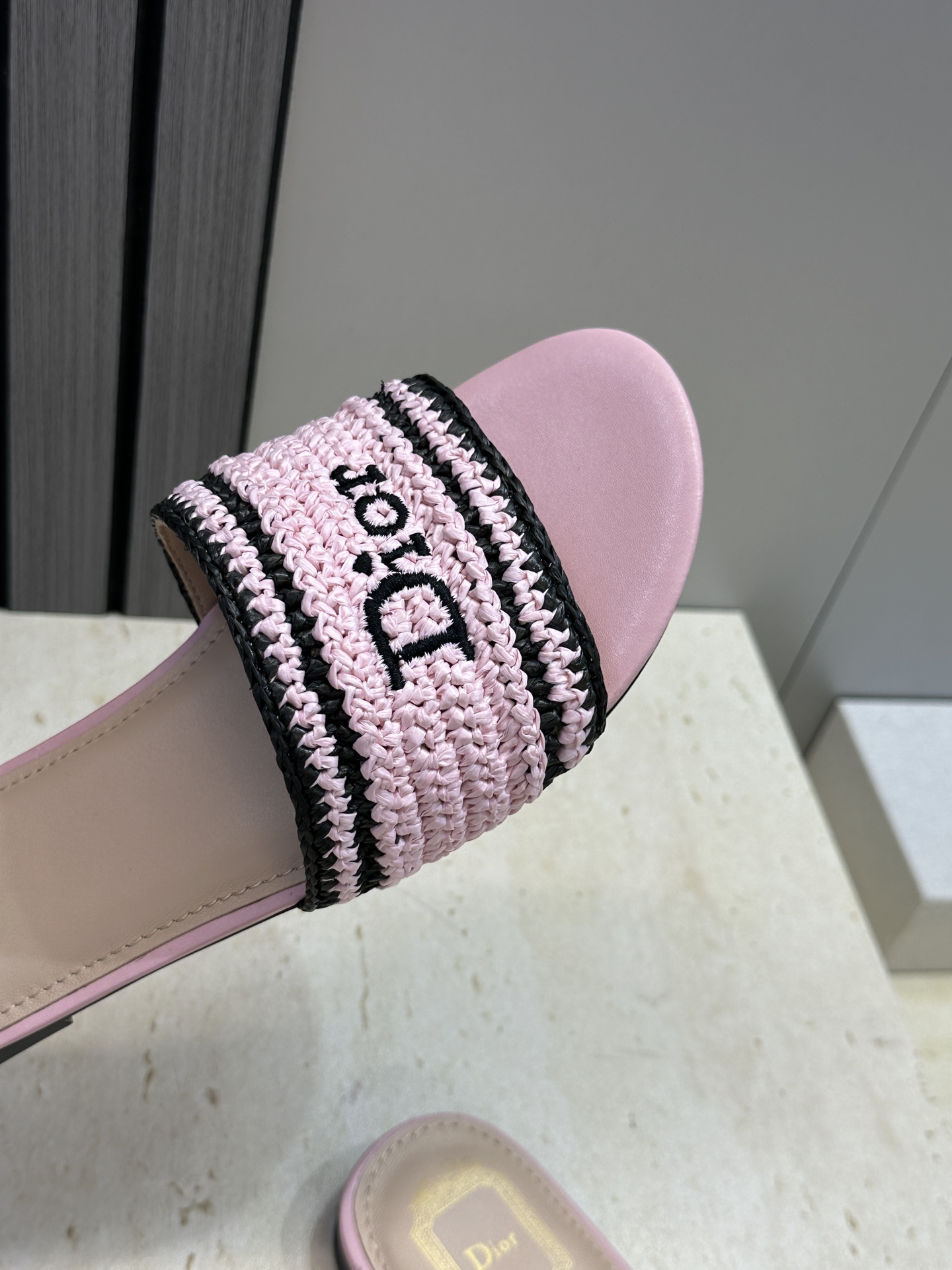 迪奥 Dior 2026 春夏新款 Woven 平底一字拖沙滩女鞋  CD字母logo立体刺绣粗跟圆头露