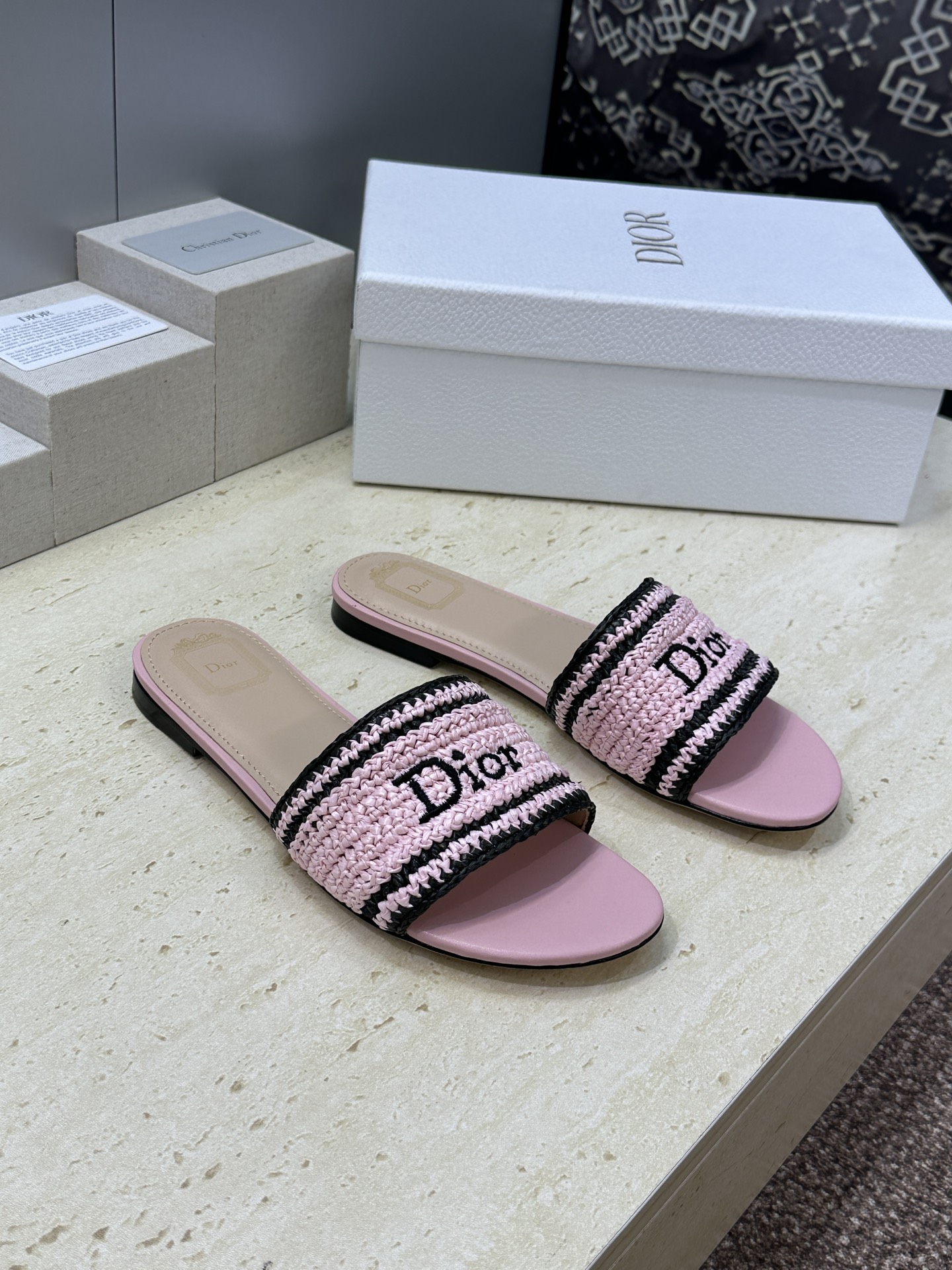 迪奥 Dior 2026 春夏新款 Woven 平底一字拖沙滩女鞋  CD字母logo立体刺绣粗跟圆头露