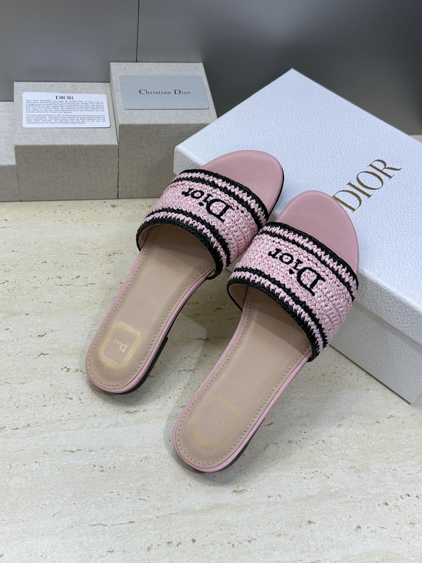 迪奥 Dior 2026 春夏新款 Woven 平底一字拖沙滩女鞋  CD字母logo立体刺绣粗跟圆头露
