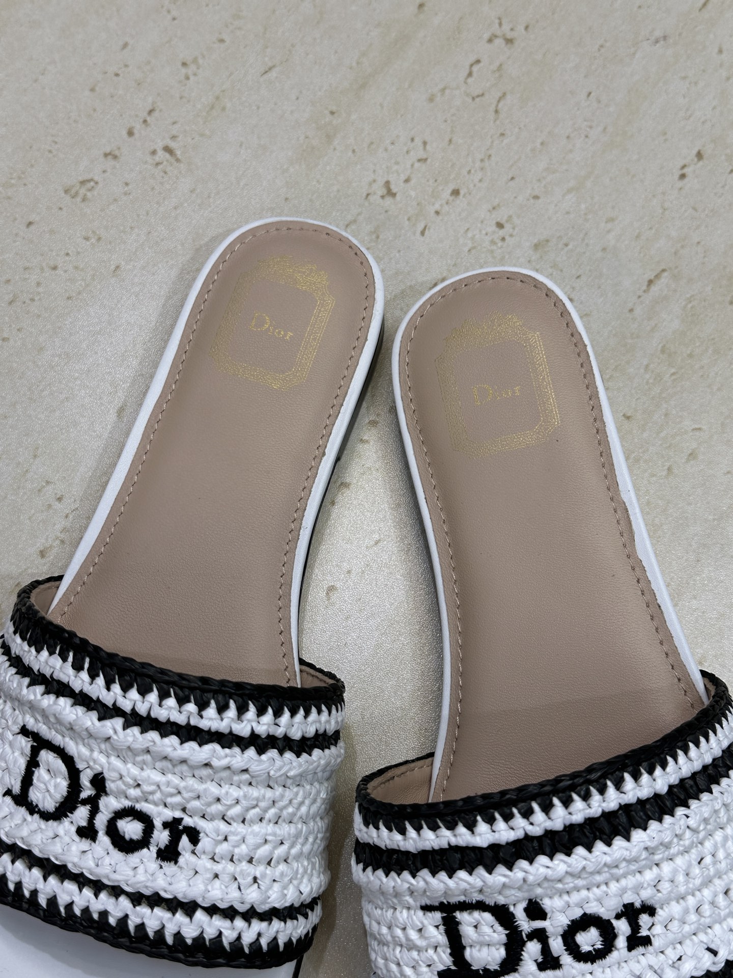迪奥 Dior 2026 春夏新款 Woven 平底一字拖沙滩女鞋  CD字母logo立体刺绣粗跟圆头露