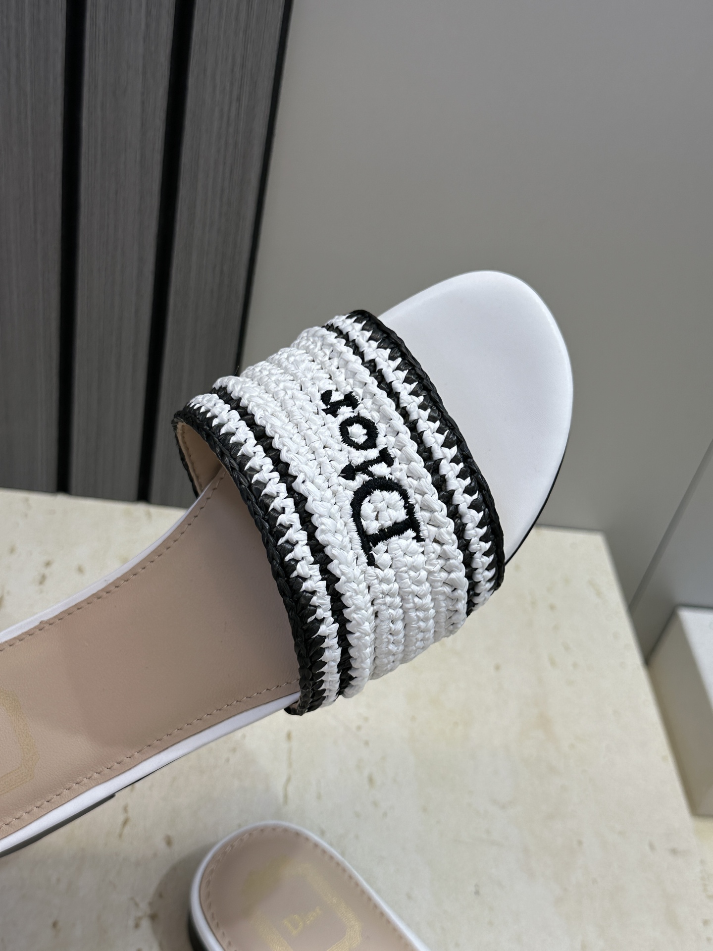 迪奥 Dior 2026 春夏新款 Woven 平底一字拖沙滩女鞋  CD字母logo立体刺绣粗跟圆头露