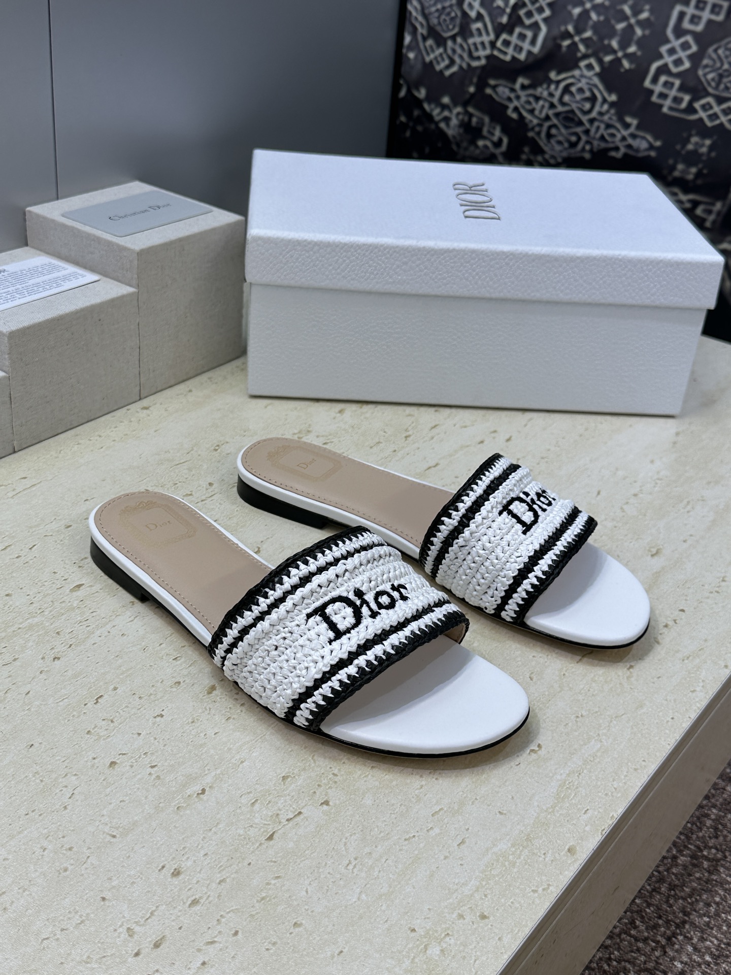 迪奥 Dior 2026 春夏新款 Woven 平底一字拖沙滩女鞋  CD字母logo立体刺绣粗跟圆头露