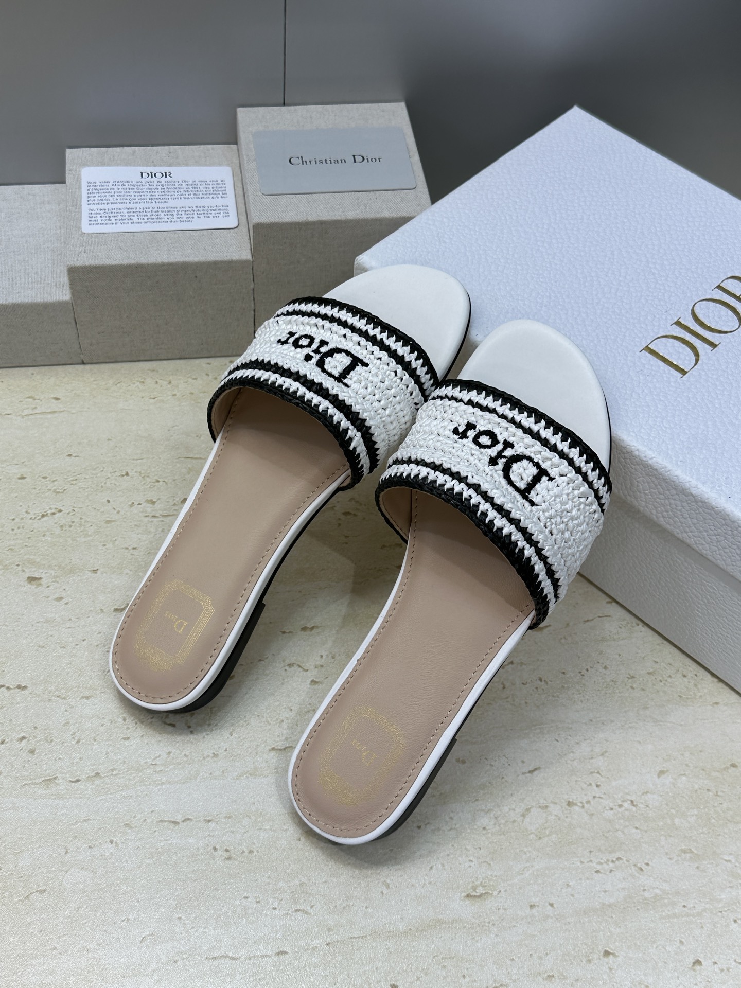 迪奥 Dior 2026 春夏新款 Woven 平底一字拖沙滩女鞋  CD字母logo立体刺绣粗跟圆头露
