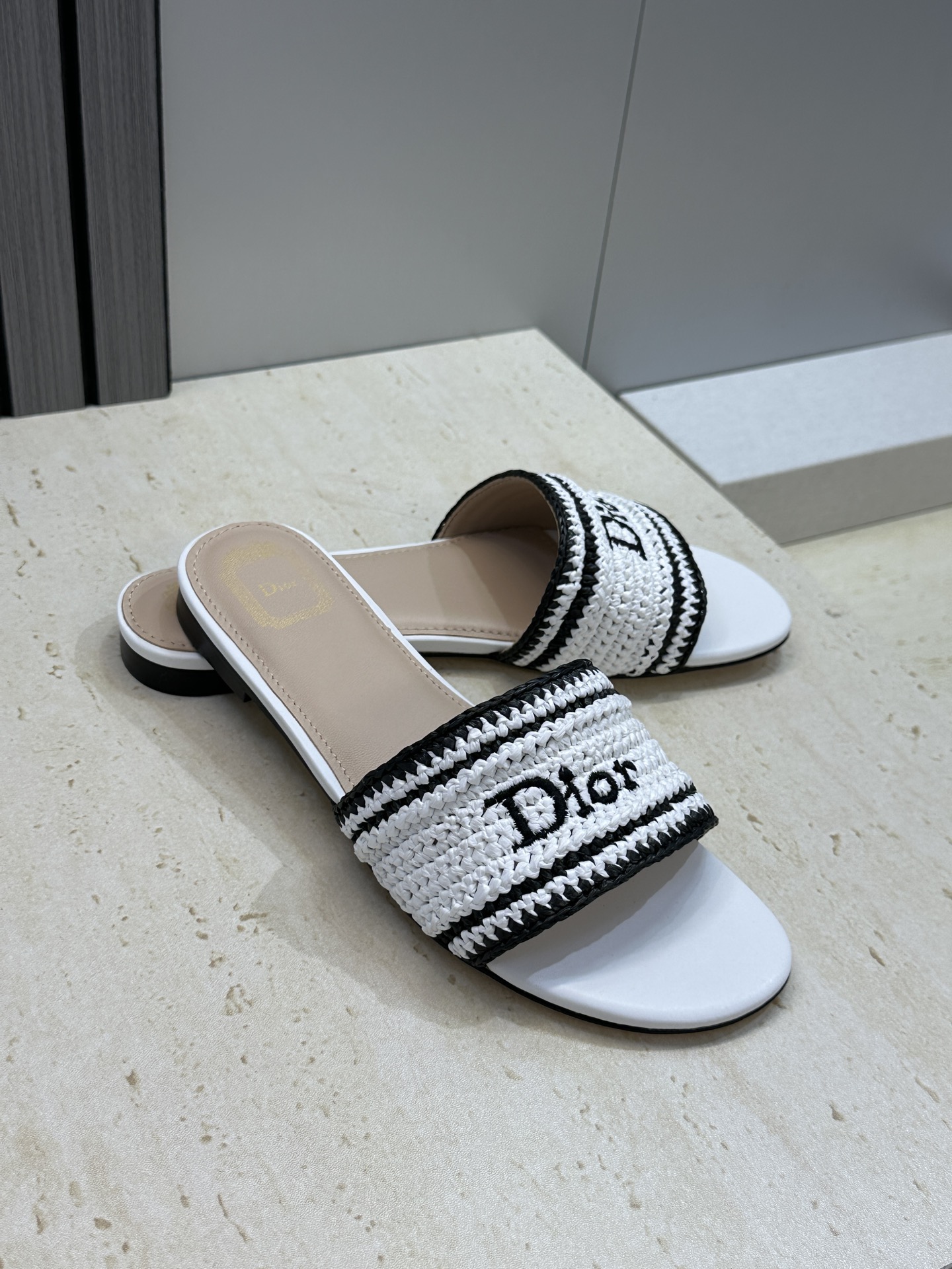 迪奥 Dior 2026 春夏新款 Woven 平底一字拖沙滩女鞋  CD字母logo立体刺绣粗跟圆头露