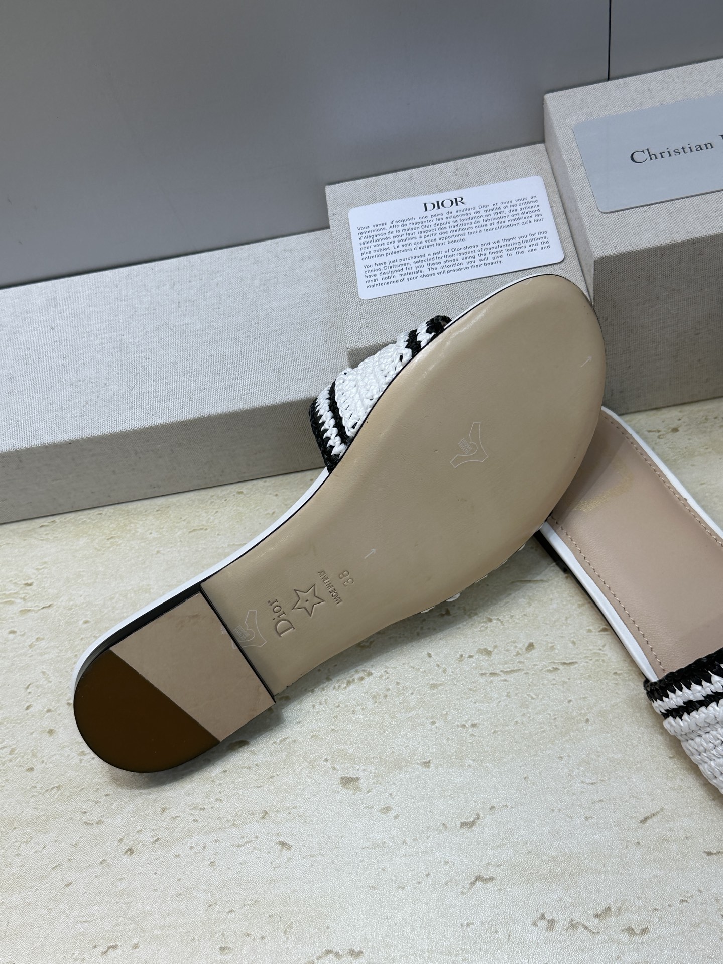 迪奥 Dior 2026 春夏新款 Woven 平底一字拖沙滩女鞋  CD字母logo立体刺绣粗跟圆头露