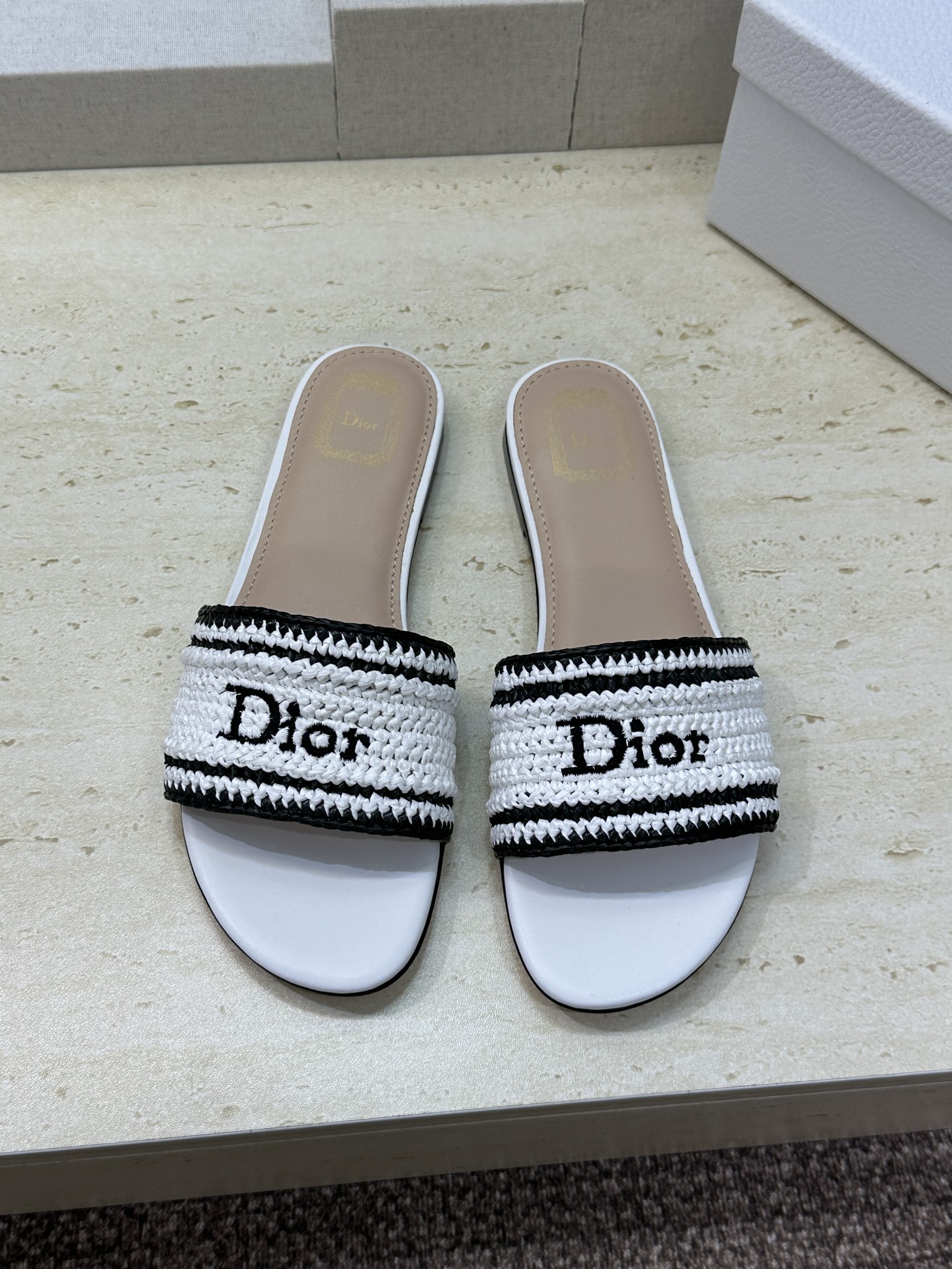 迪奥 Dior 2026 春夏新款 Woven 平底一字拖沙滩女鞋  CD字母logo立体刺绣粗跟圆头露