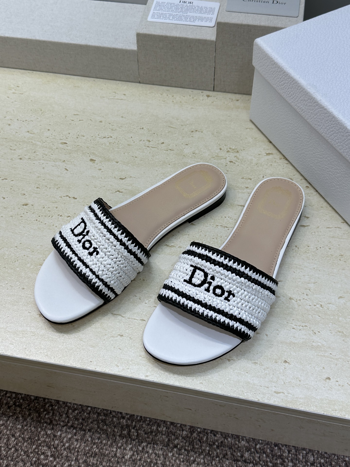 迪奥 Dior 2026 春夏新款 Woven 平底一字拖沙滩女鞋  CD字母logo立体刺绣粗跟圆头露